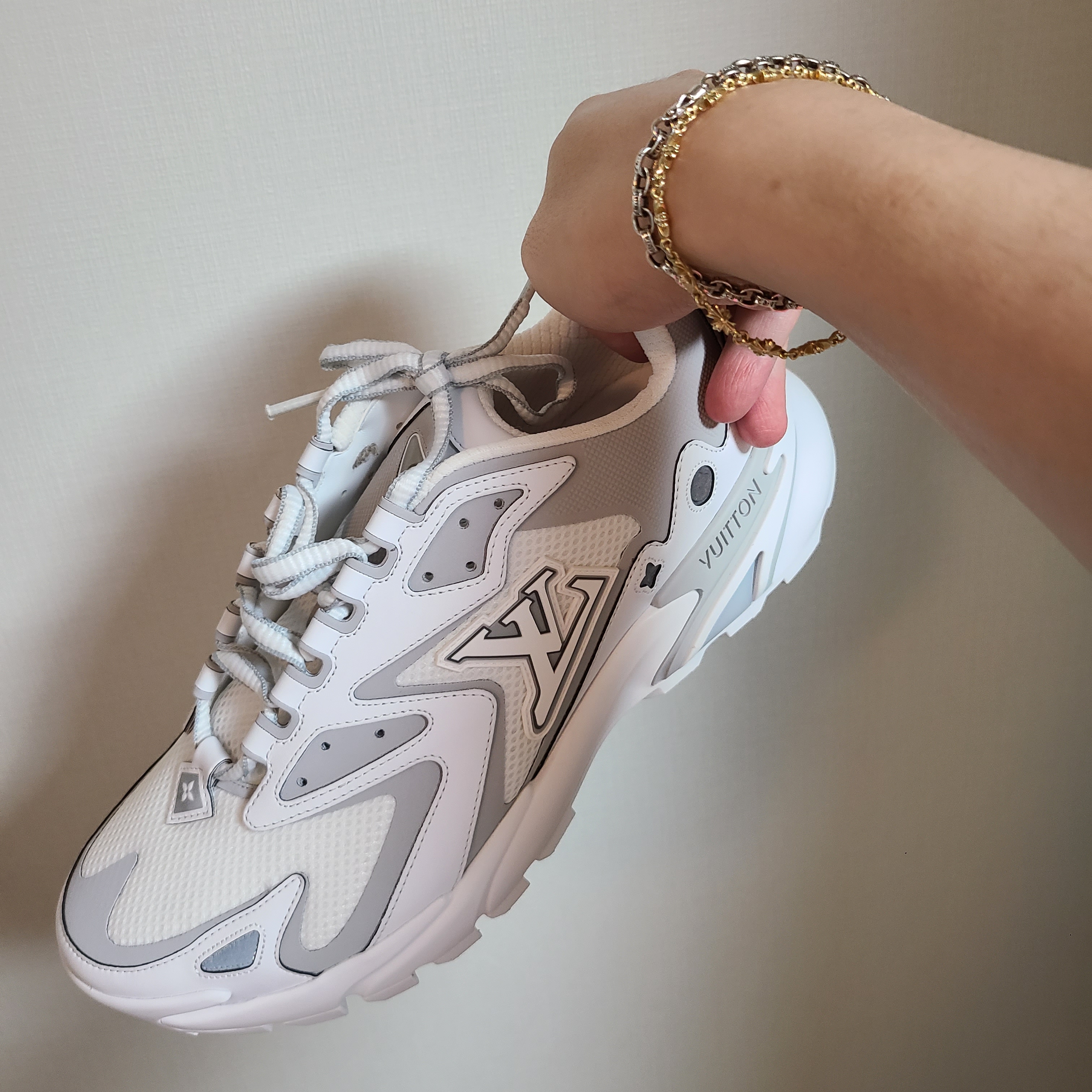Louis Vuitton Runner Tatic Sneakers White 착용 스타일 - 1