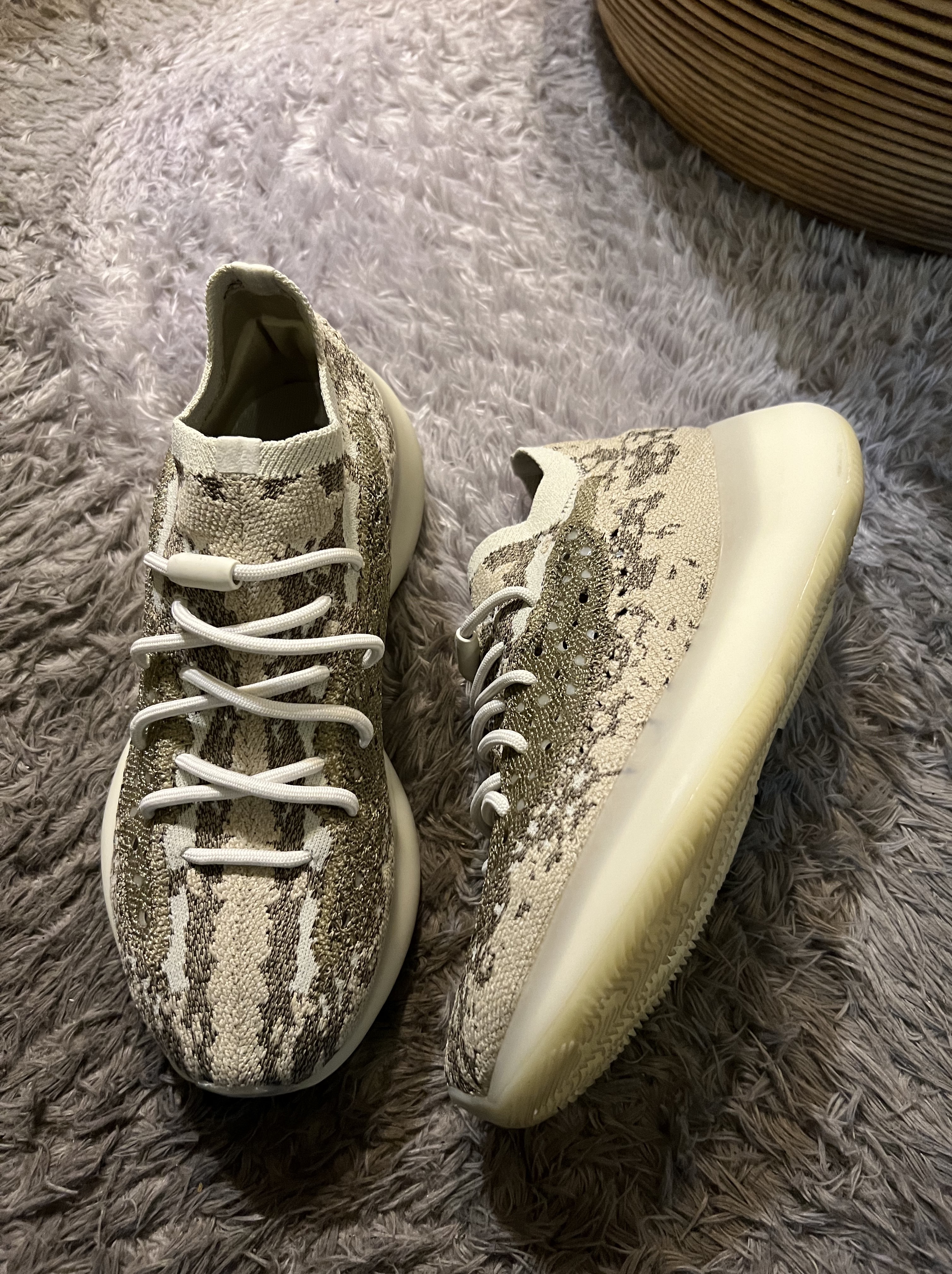 Adidas Yeezy Boost 380 Pyrite 착용 스타일