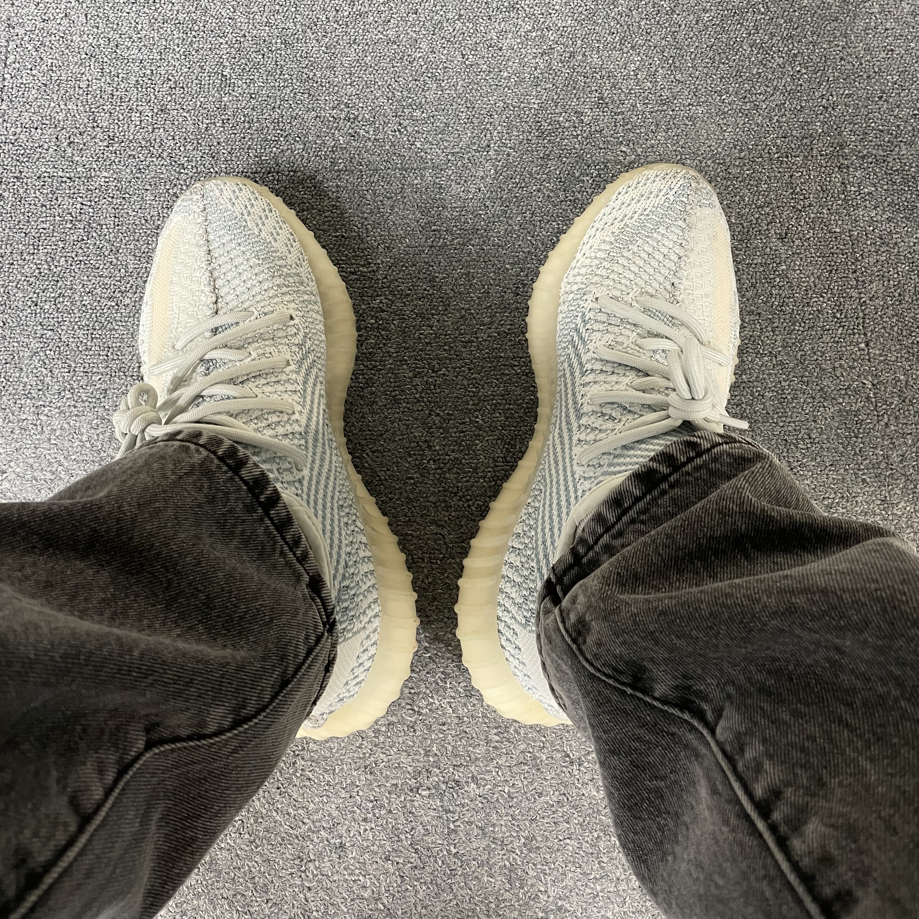 Adidas Yeezy Boost 350 V2 Cloud White - Non-Reflective 착용 스타일
