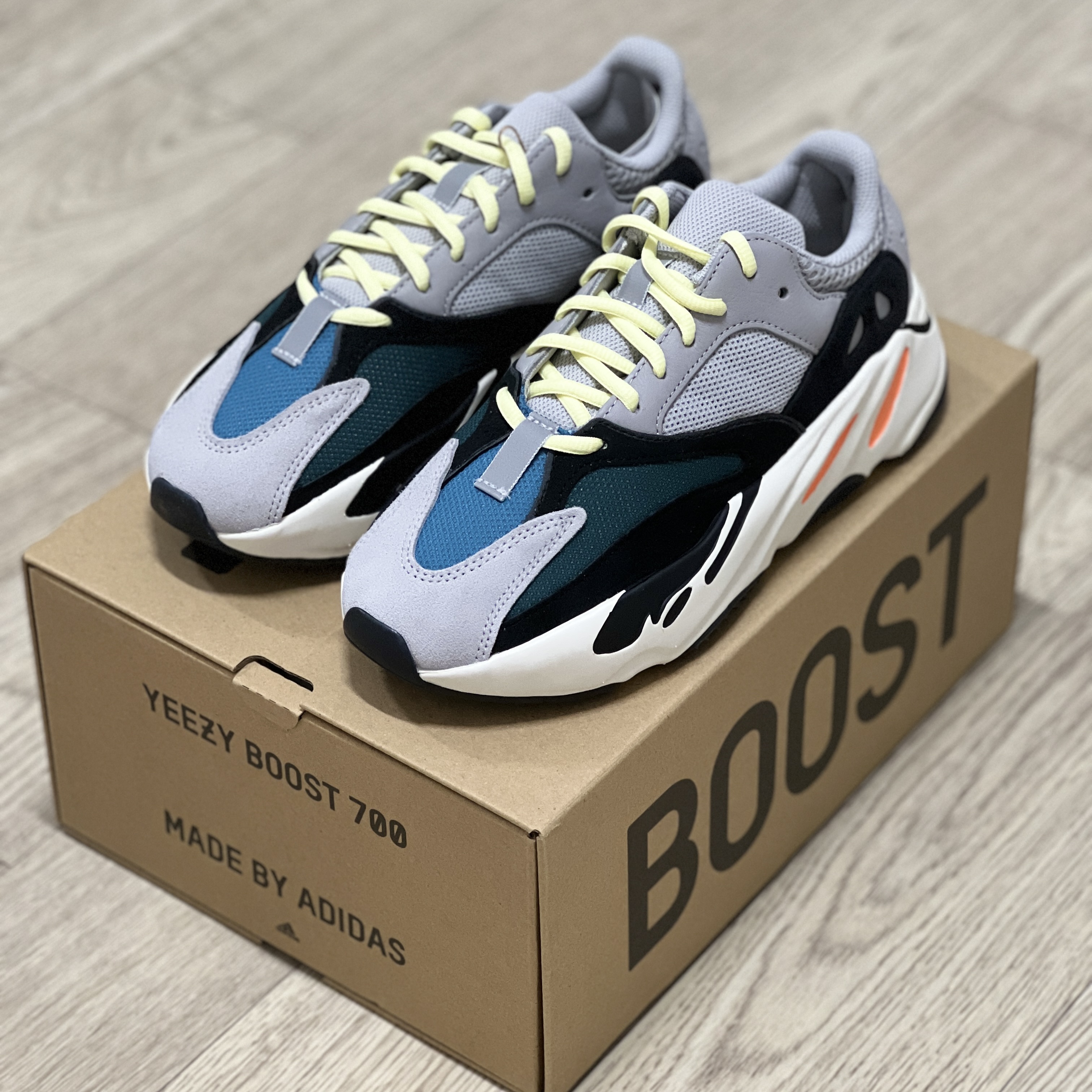 Adidas Yeezy Boost 700 Wave Runner Solid Grey 2021/2022 착용 스타일