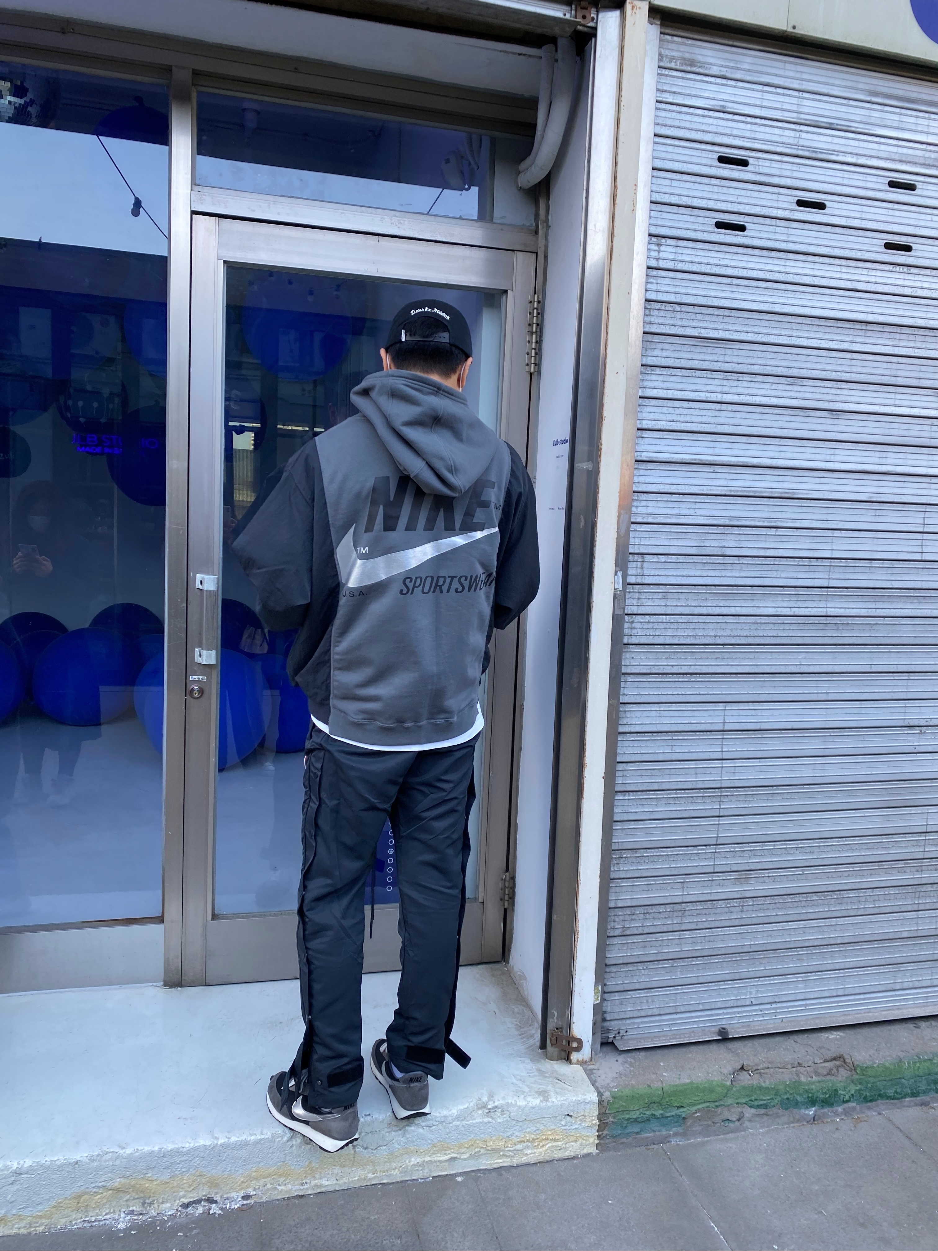 Nike x Fear of God Warm Up Pants Off Noir, Nike Daybreak SP Black Metallic Silver 착용 스타일