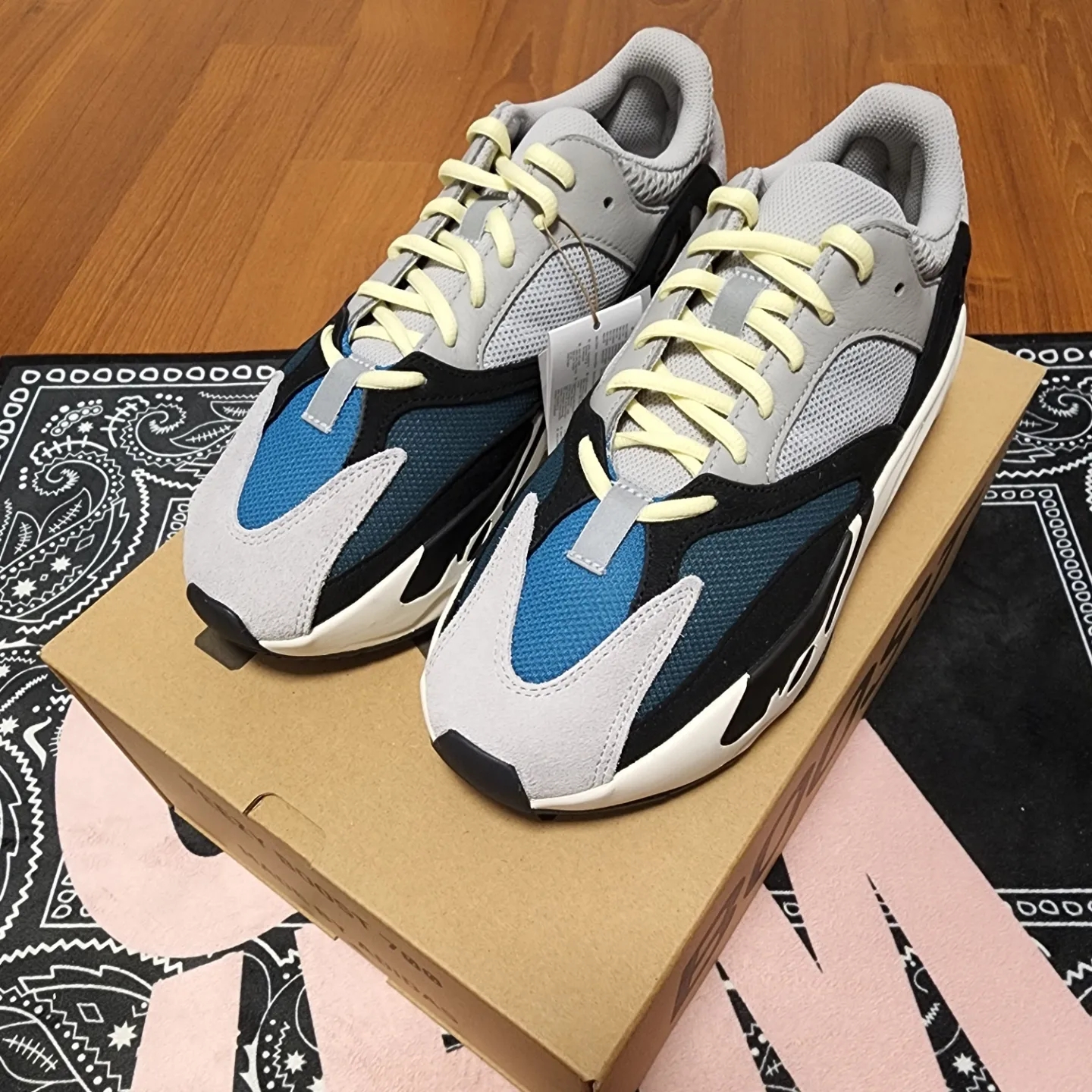 Adidas Yeezy Boost 700 Wave Runner Solid Grey 2021/2022 착용 스타일 - 2