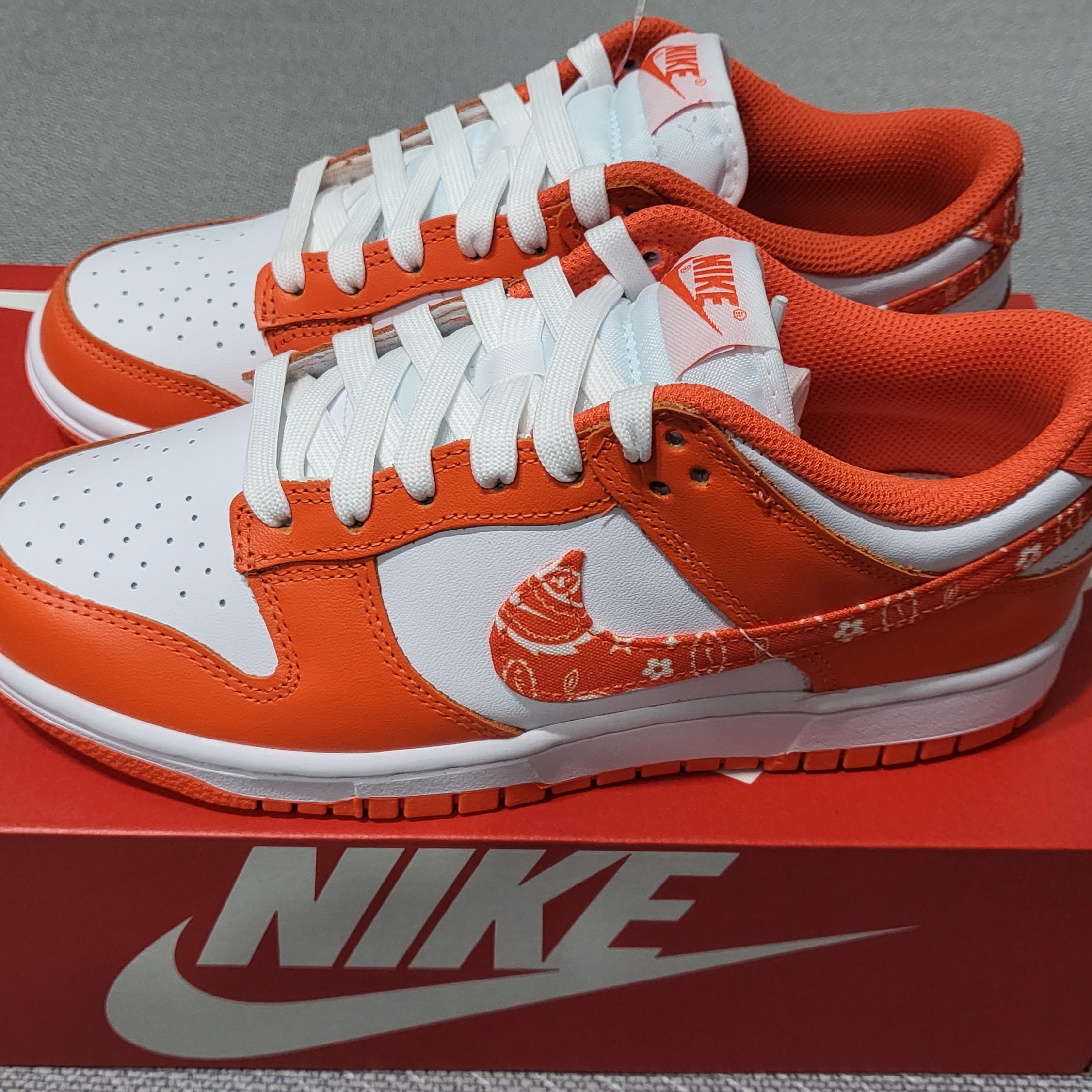 (W) Nike Dunk Low Essential Orange Paisley 착용 스타일