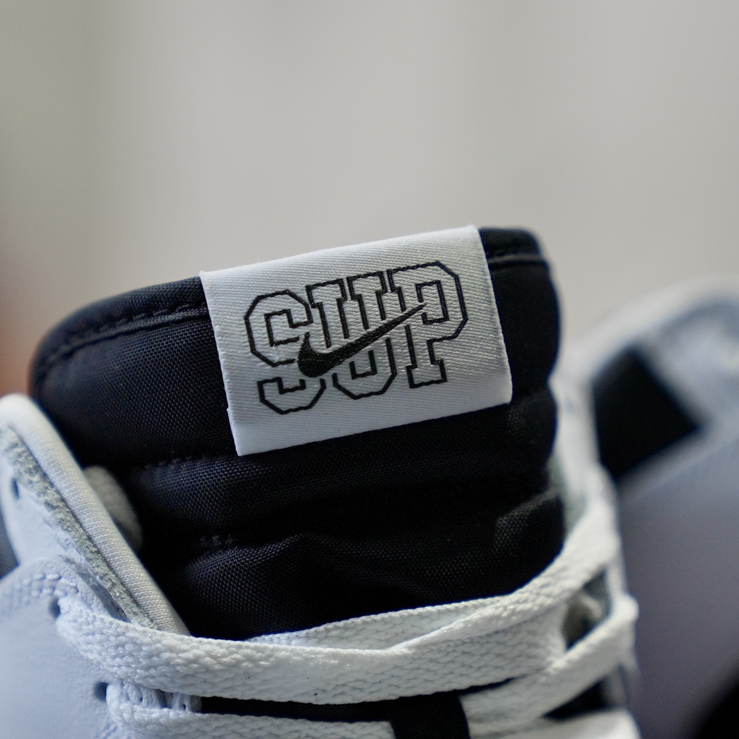 Nike x Supreme SB Dunk High OG QS By Any Means Black White 착용 스타일 - 4