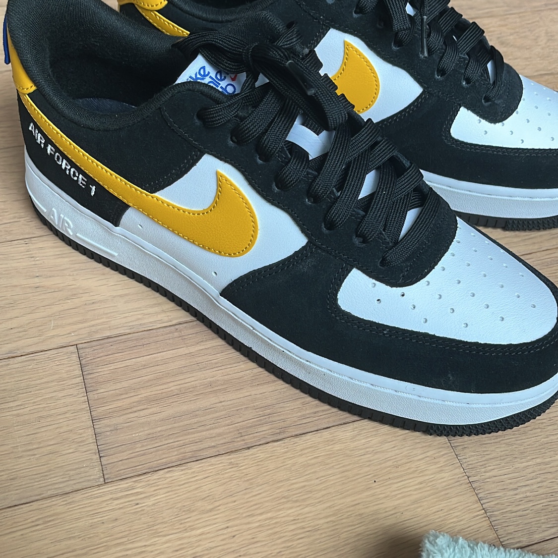 Nike Air Force 1 '07 LV8 Athletic Club Black Dark Sulfur 착용 스타일