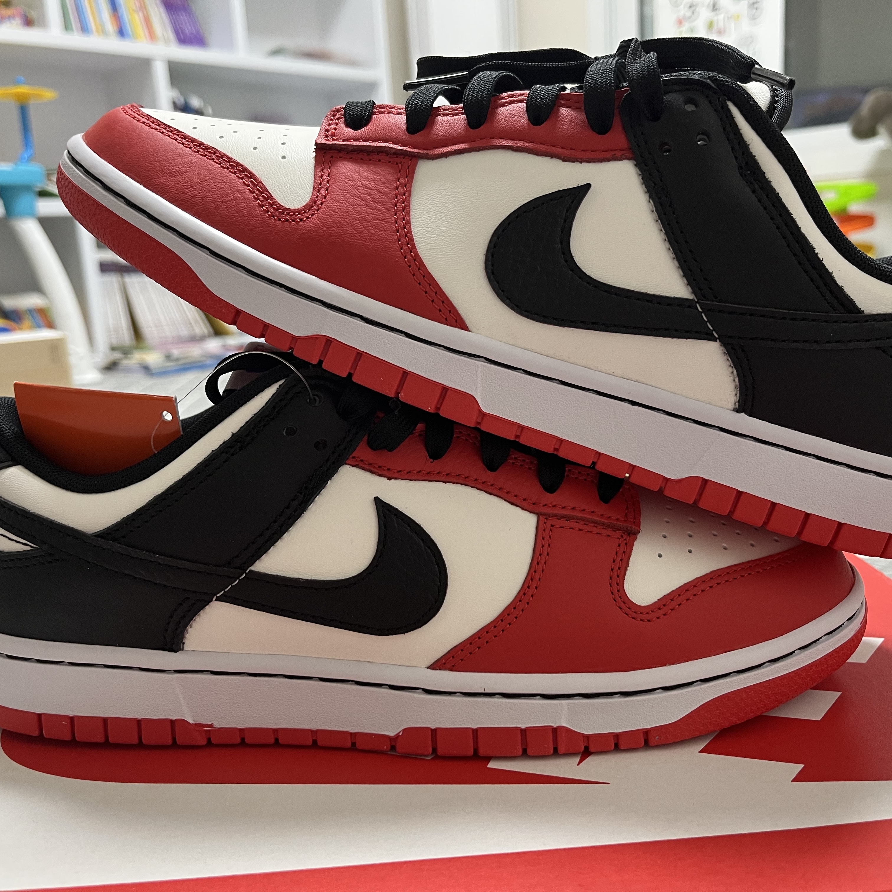 Nike x NBA Dunk Low Retro EMB Black and Chile Red 착용 스타일 - 3