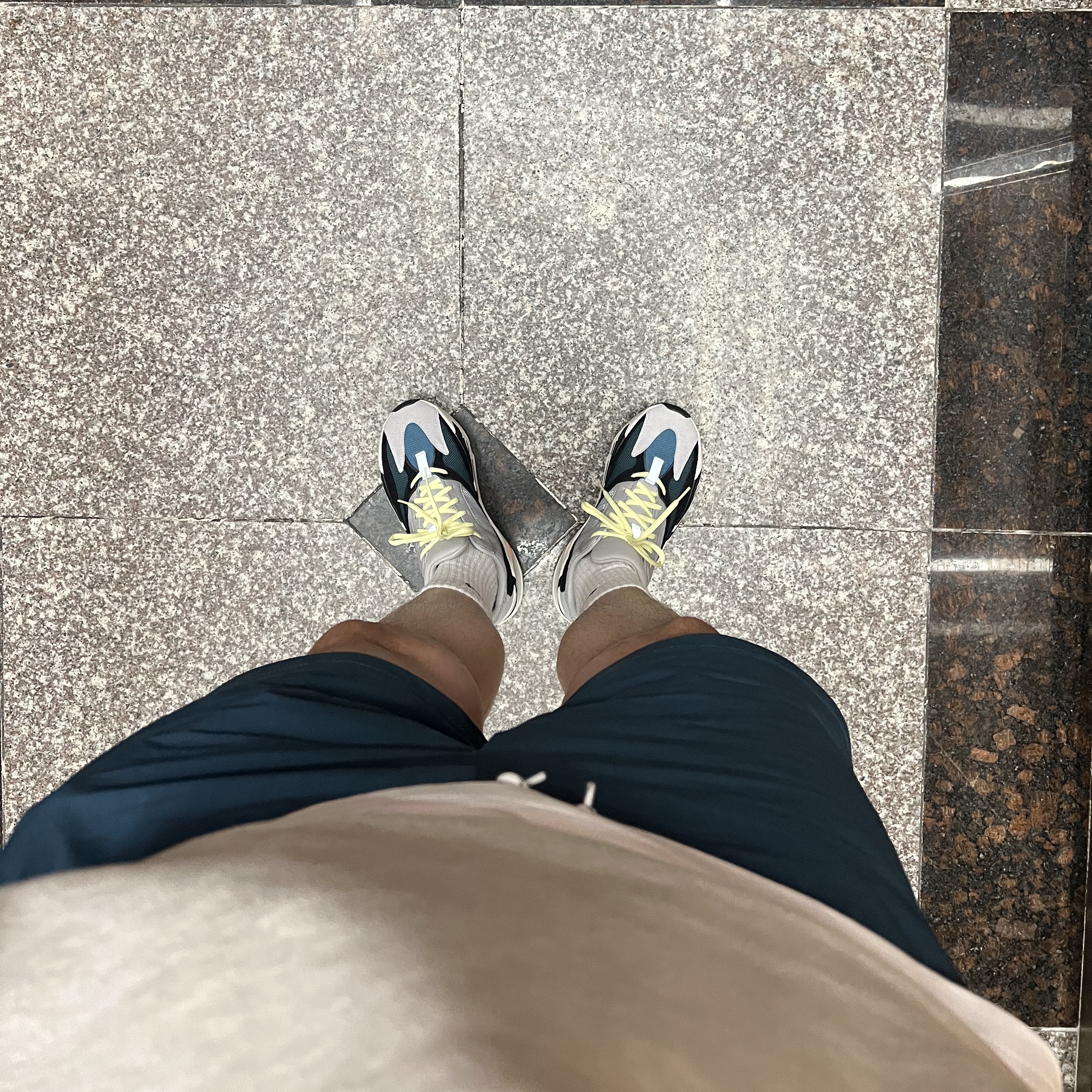 Adidas Yeezy Boost 700 Wave Runner Solid Grey 2021/2022 착용 스타일