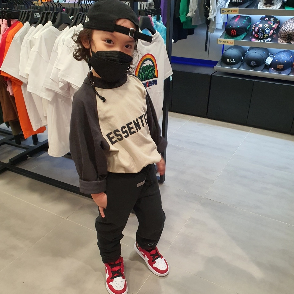 (Kids) Essentials 3/4 Sleeve Baseball T-Shirt Wheat - 22SS, (Kids) Essentials Sweatpants Black - 21SS 착용 스타일 - 1