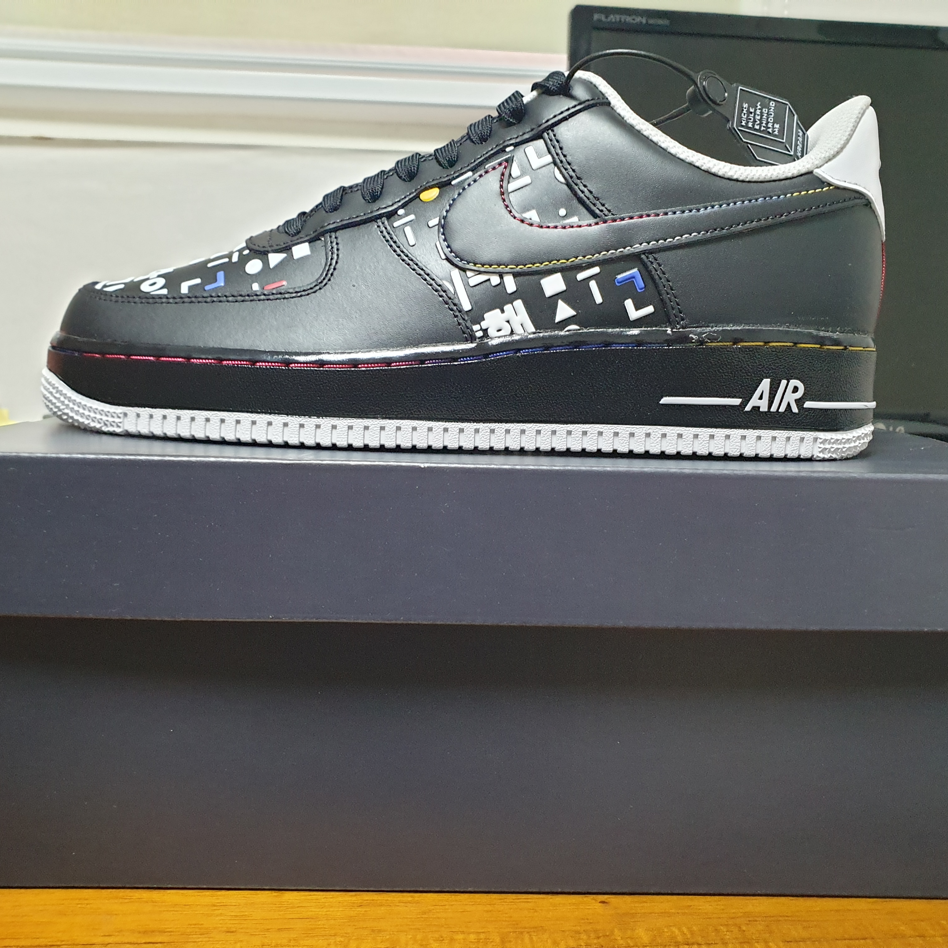 Jordan 1 Retro High OG Rebellionaire, Nike Air Force 1 '07 LV8 Hangul Day 착용 스타일 - 2