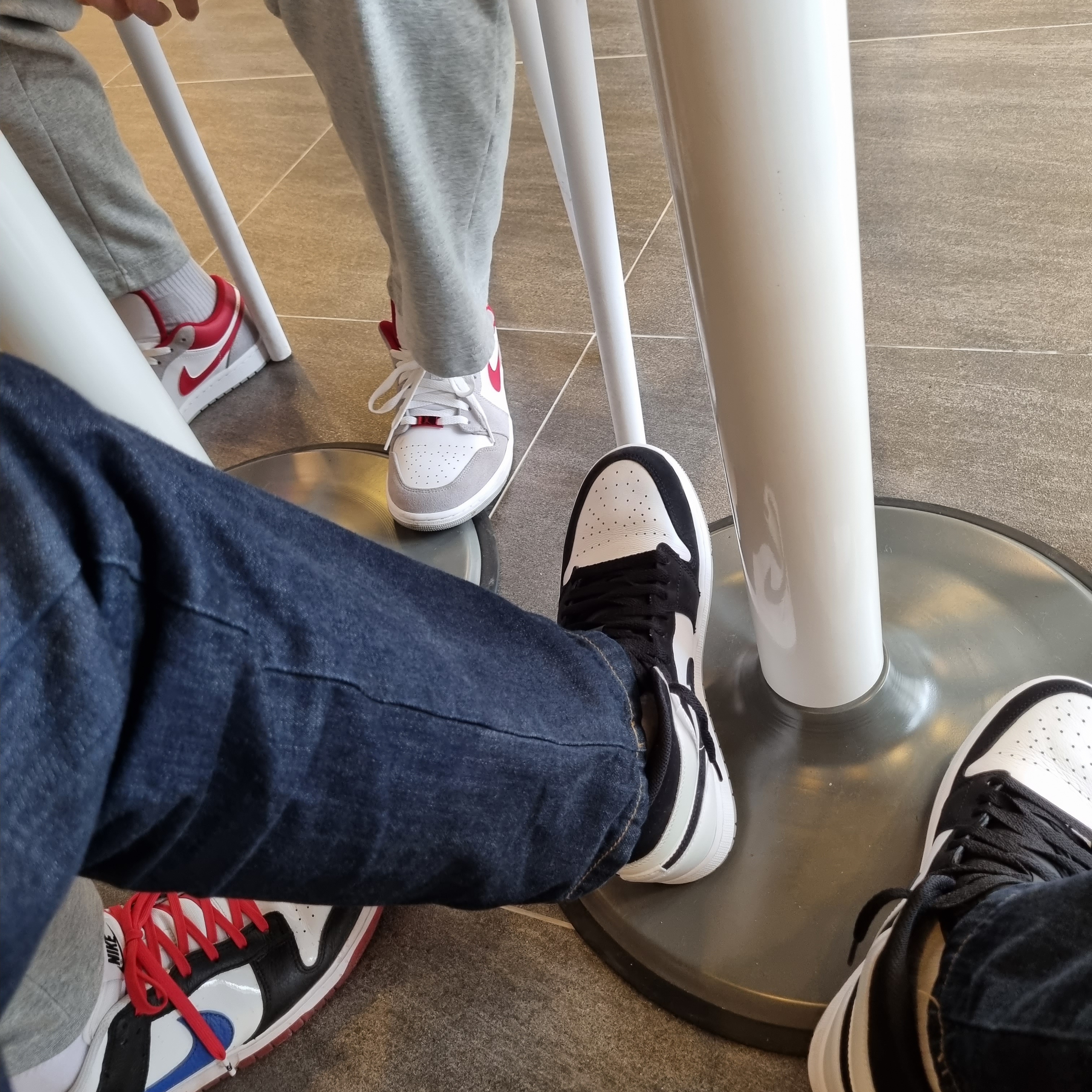 Jordan 1 Mid SE Diamond, Jordan 1 Low SE Light Smoke Grey Gym Red 착용 스타일