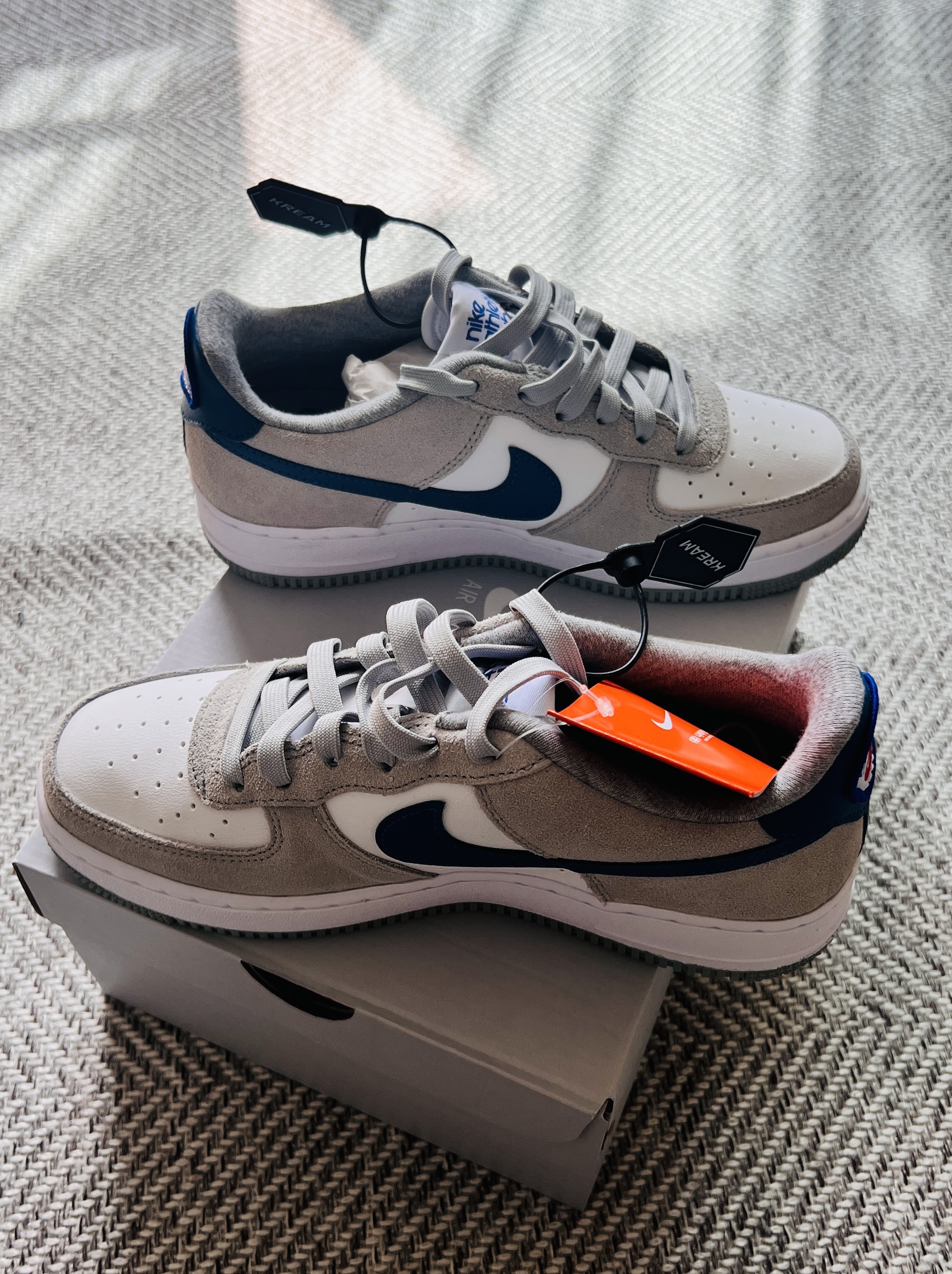 (GS) Nike Air Force 1 LV8 Athletic Club Light Smoke Grey Marina 착용 스타일 - 3