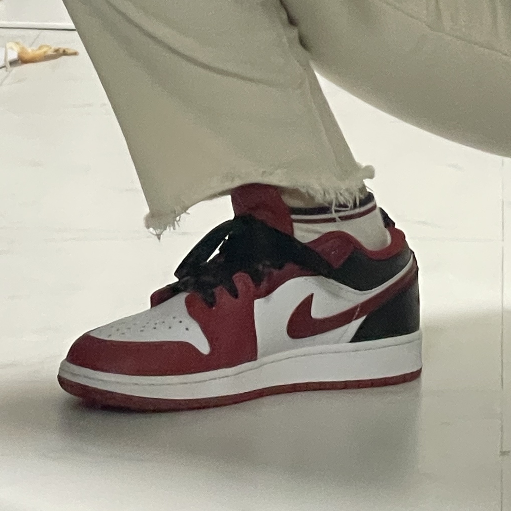 (GS) Jordan 1 Low White Gym Red Black 착용 스타일 - 3