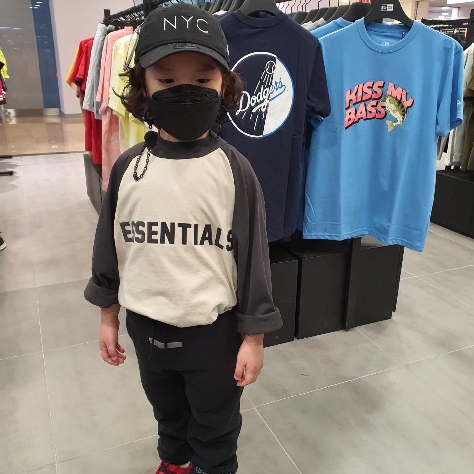 (Kids) Essentials 3/4 Sleeve Baseball T-Shirt Wheat - 22SS, (Kids) Essentials Sweatpants Black - 21SS 착용 스타일 - 3