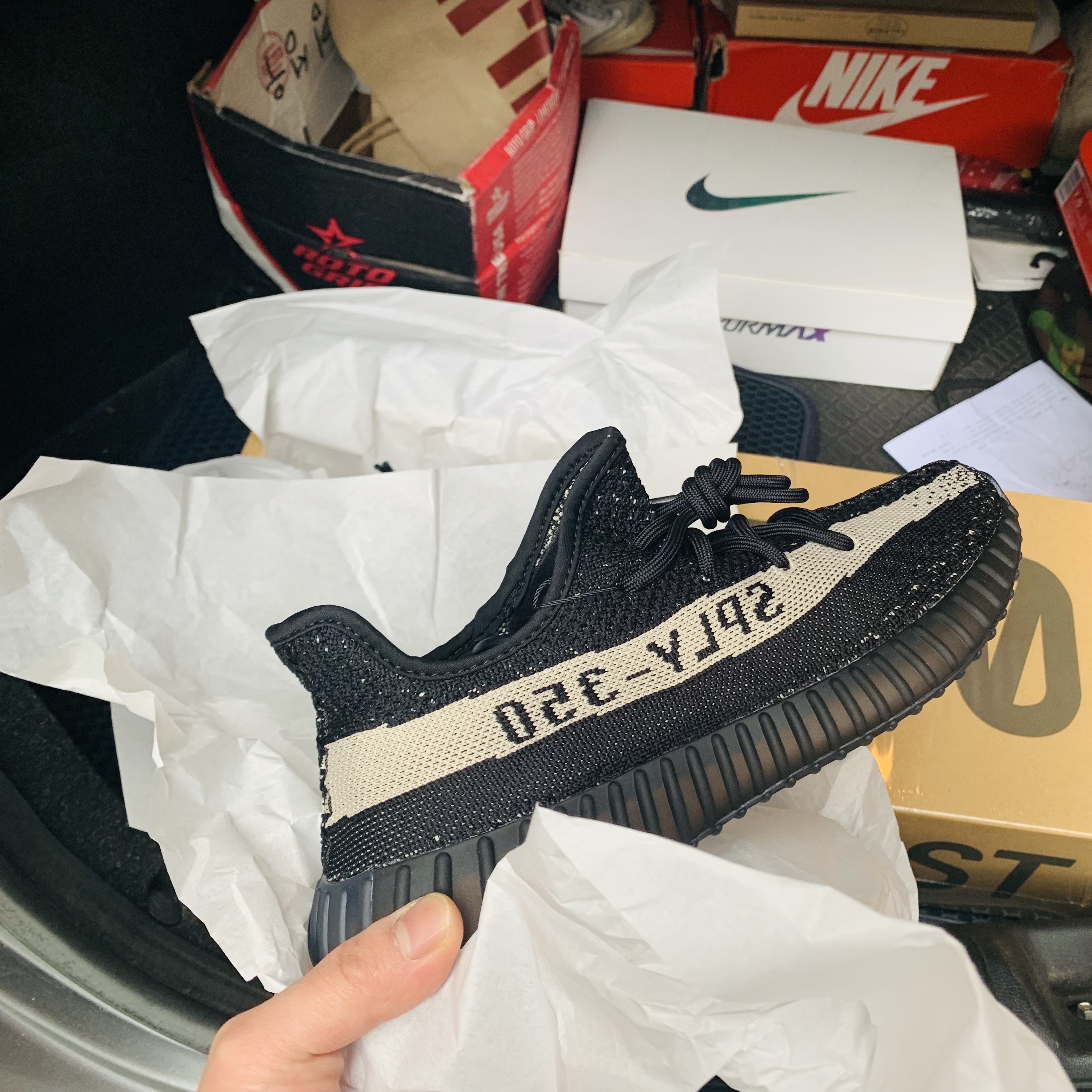 Adidas Yeezy Boost 350 V2 Core Black White 2022 착용 스타일