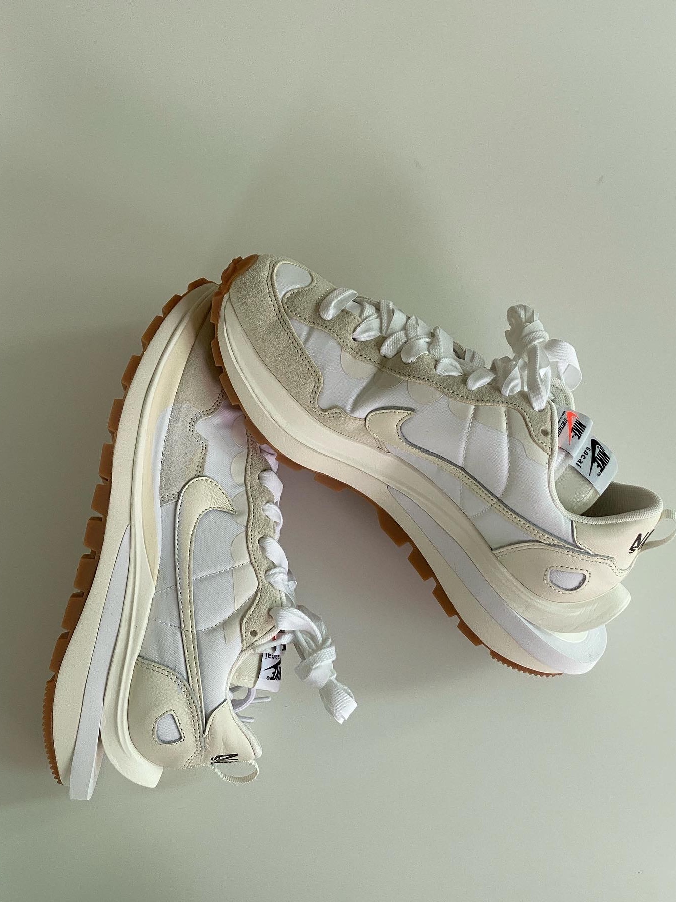 Nike x Sacai VaporWaffle White and Gum 착용 스타일 - 2