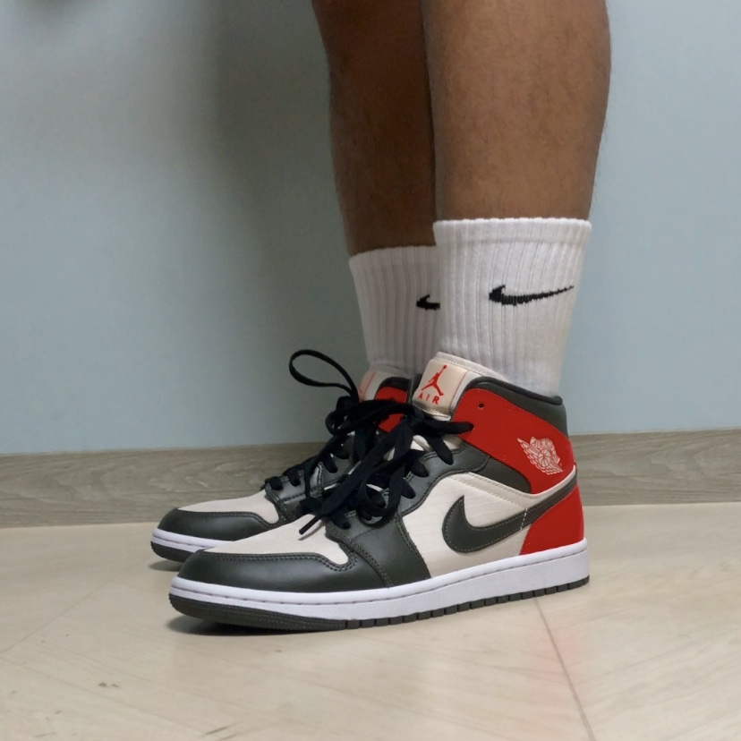 (W) Jordan 1 Mid SE Newsprint 착용 스타일 - 1