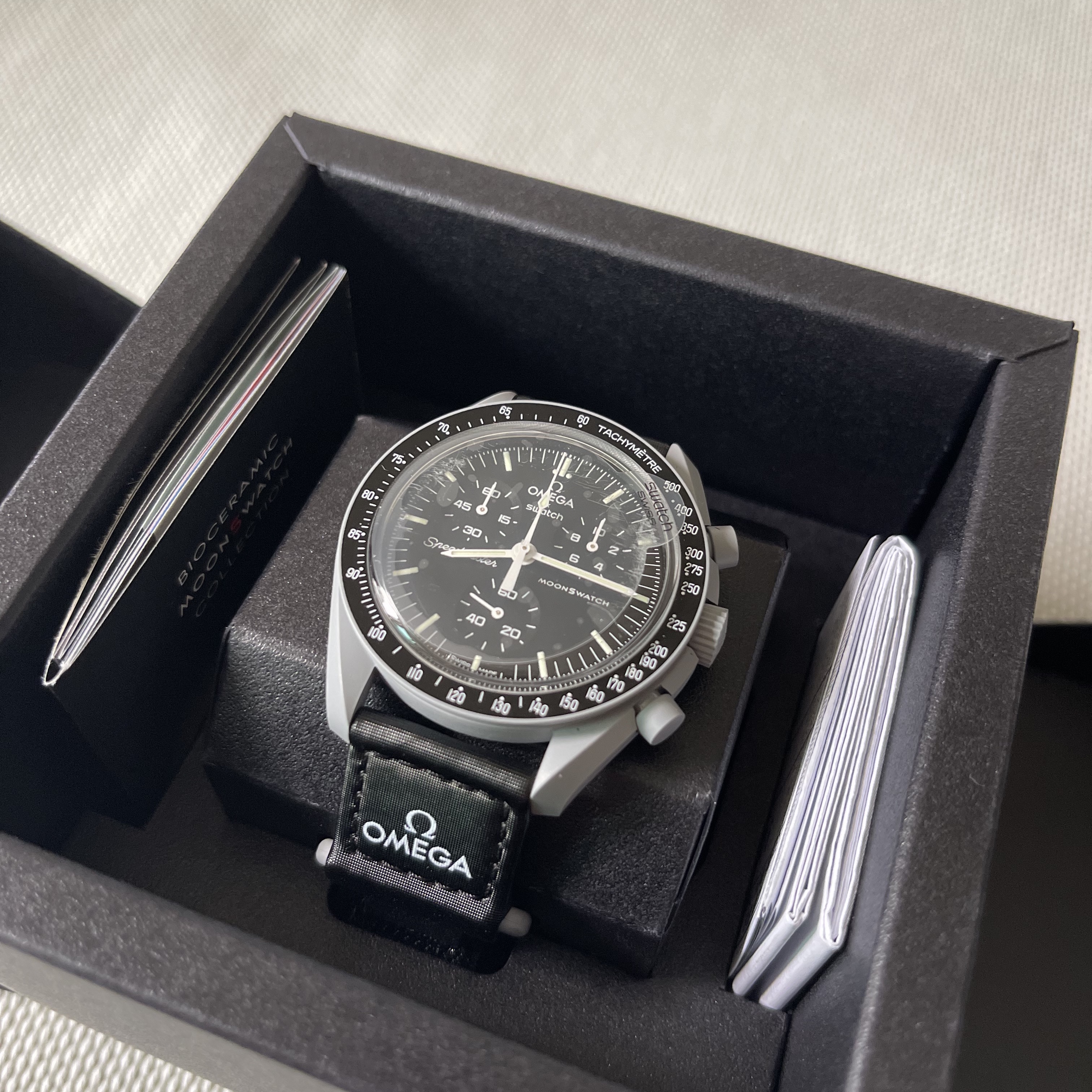 Swatch x Omega Bioceramic MoonSwatch Mission To The Moon 착용 스타일