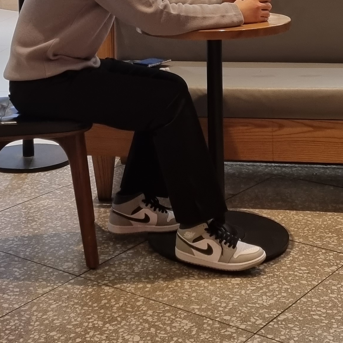 Jordan 1 Mid Light Smoke Grey Anthracite 착용 스타일