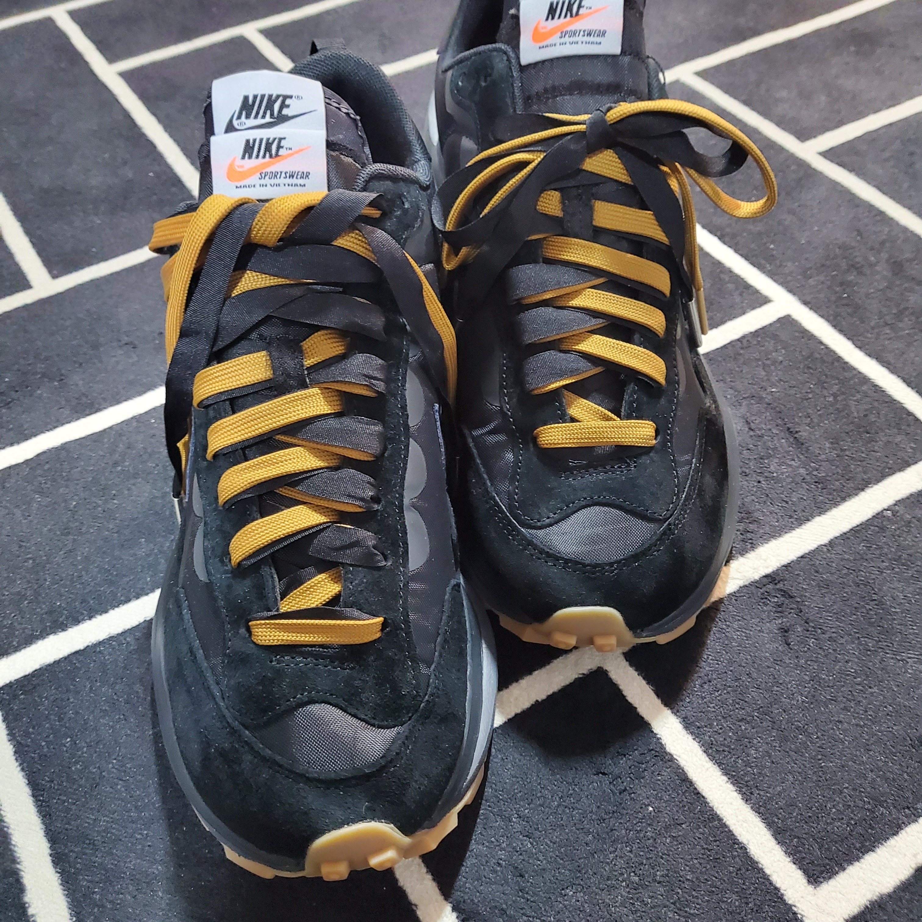 Nike x Sacai VaporWaffle Black and Gum 착용 스타일 - 1