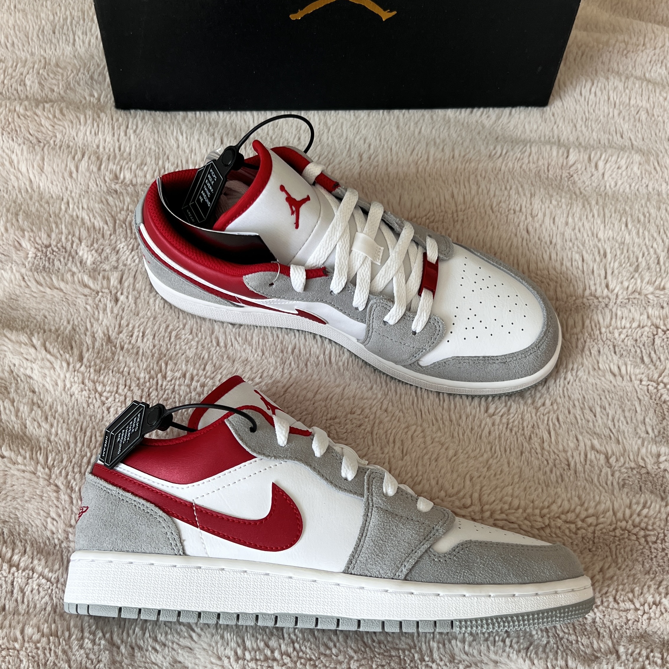 (GS) Jordan 1 Low SE Light Smoke Grey Gym Red 착용 스타일 - 1