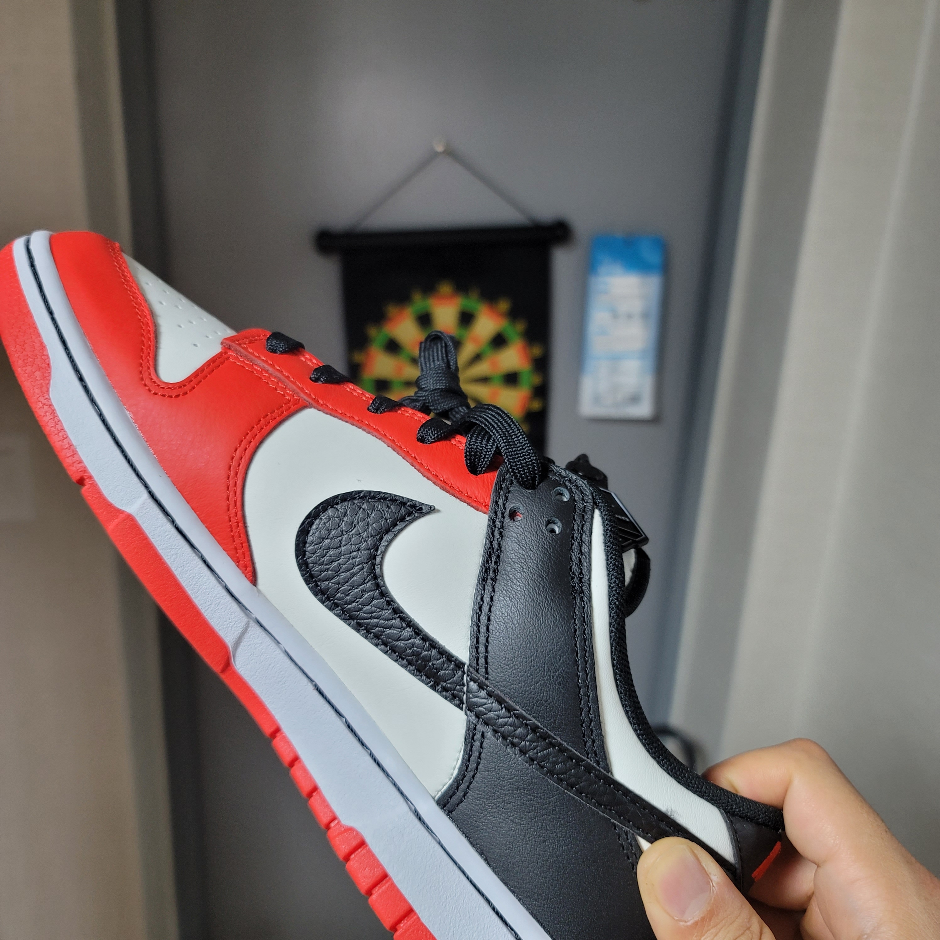 Nike x NBA Dunk Low Retro EMB Black and Chile Red 착용 스타일 - 2