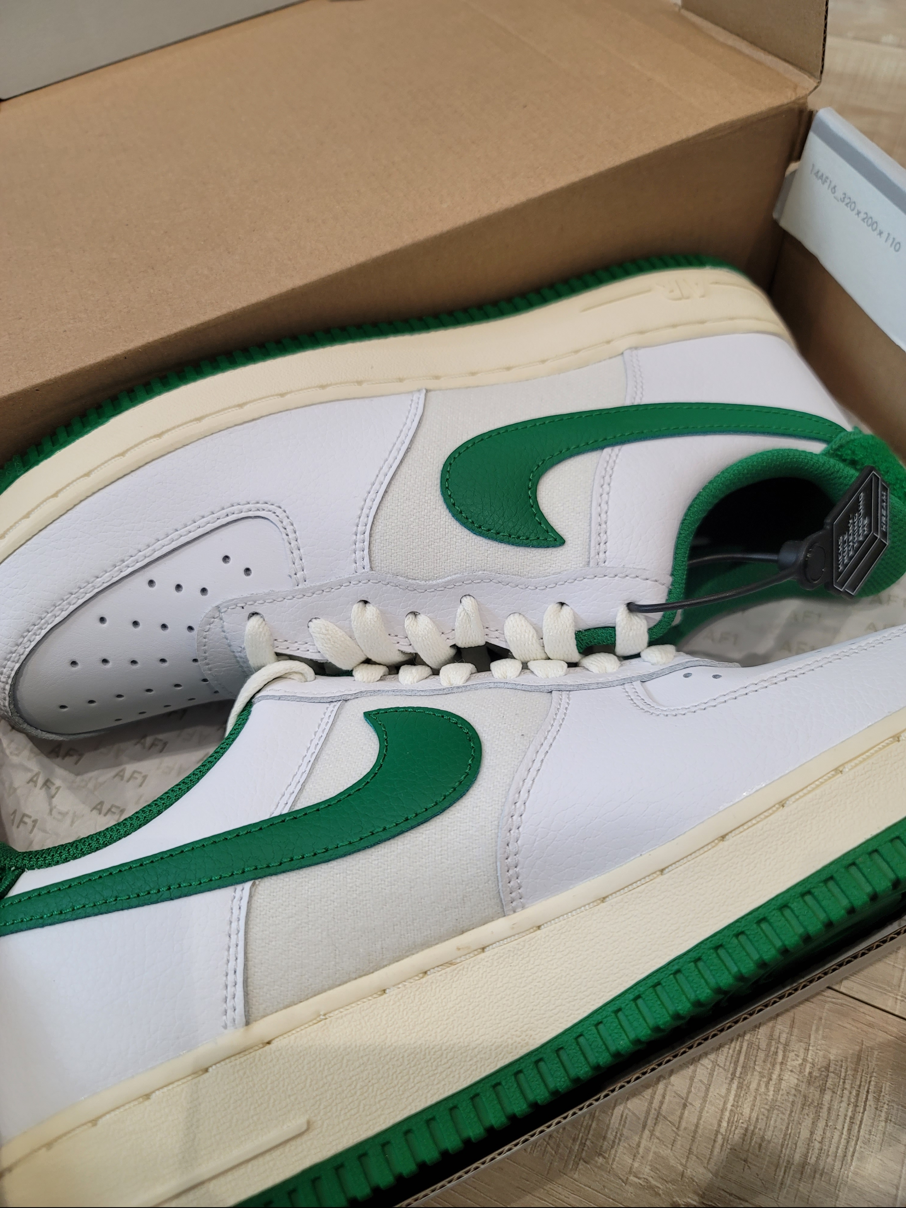 Nike Air Force 1 '07 LV8 Varsity White Pine Green 착용 스타일 - 1