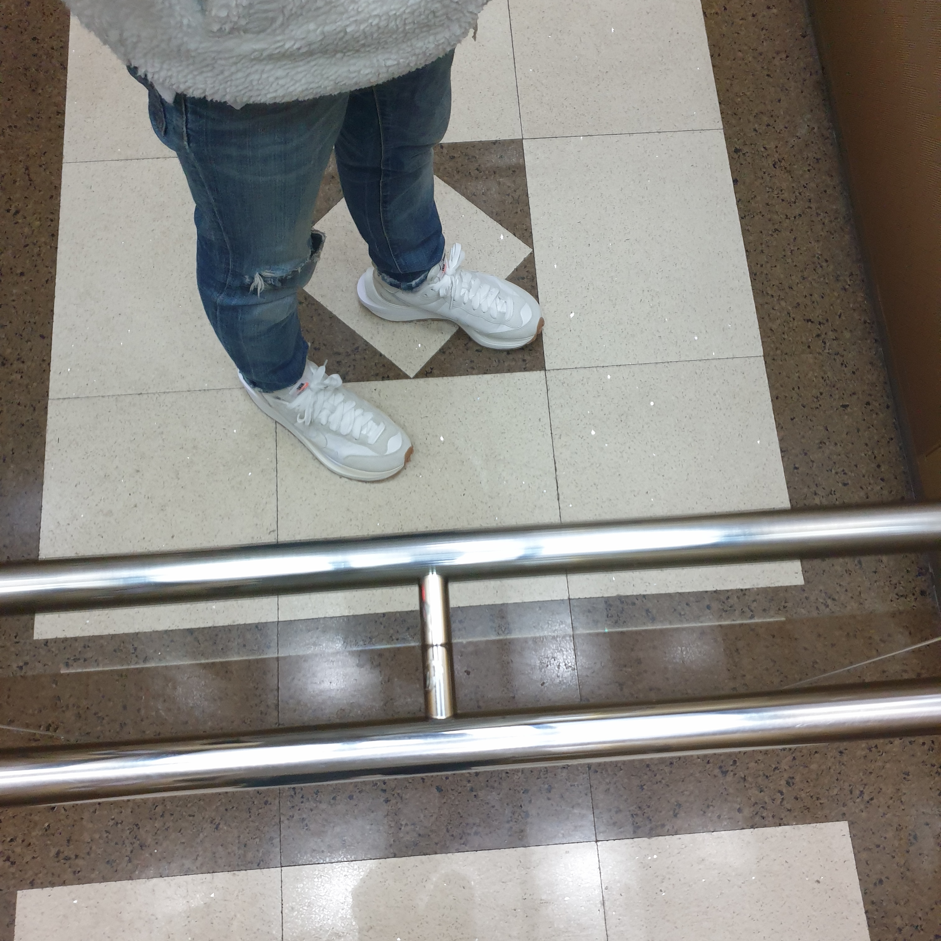 Nike x Sacai VaporWaffle White and Gum 착용 스타일 - 2