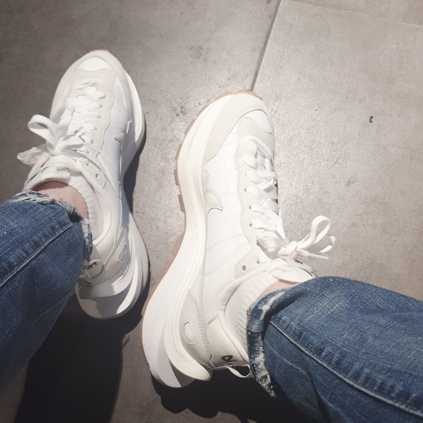 Nike x Sacai VaporWaffle White and Gum 착용 스타일 - 2