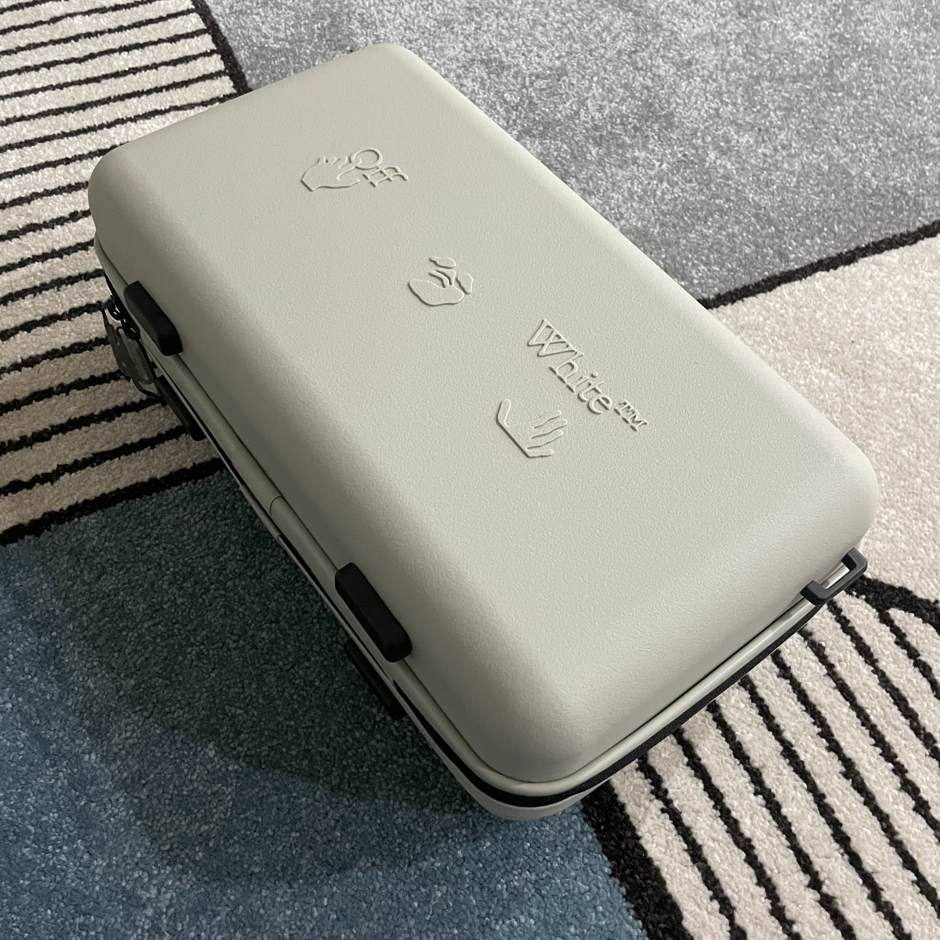 Off-White x Amore Pacific Protection Box (Without Cosmetics) 착용 스타일 - 1
