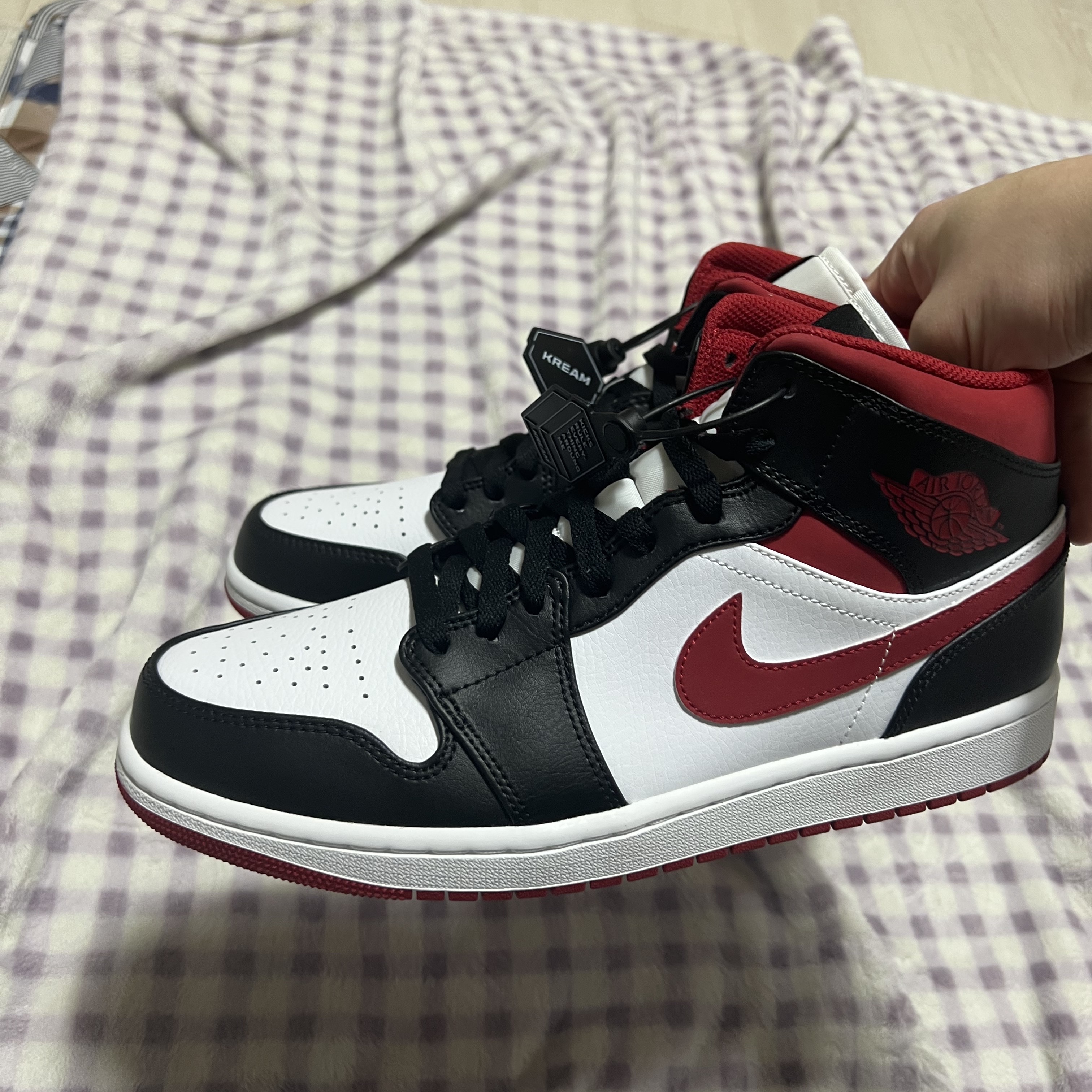 Jordan 1 Mid Gym Red Black White 착용 스타일