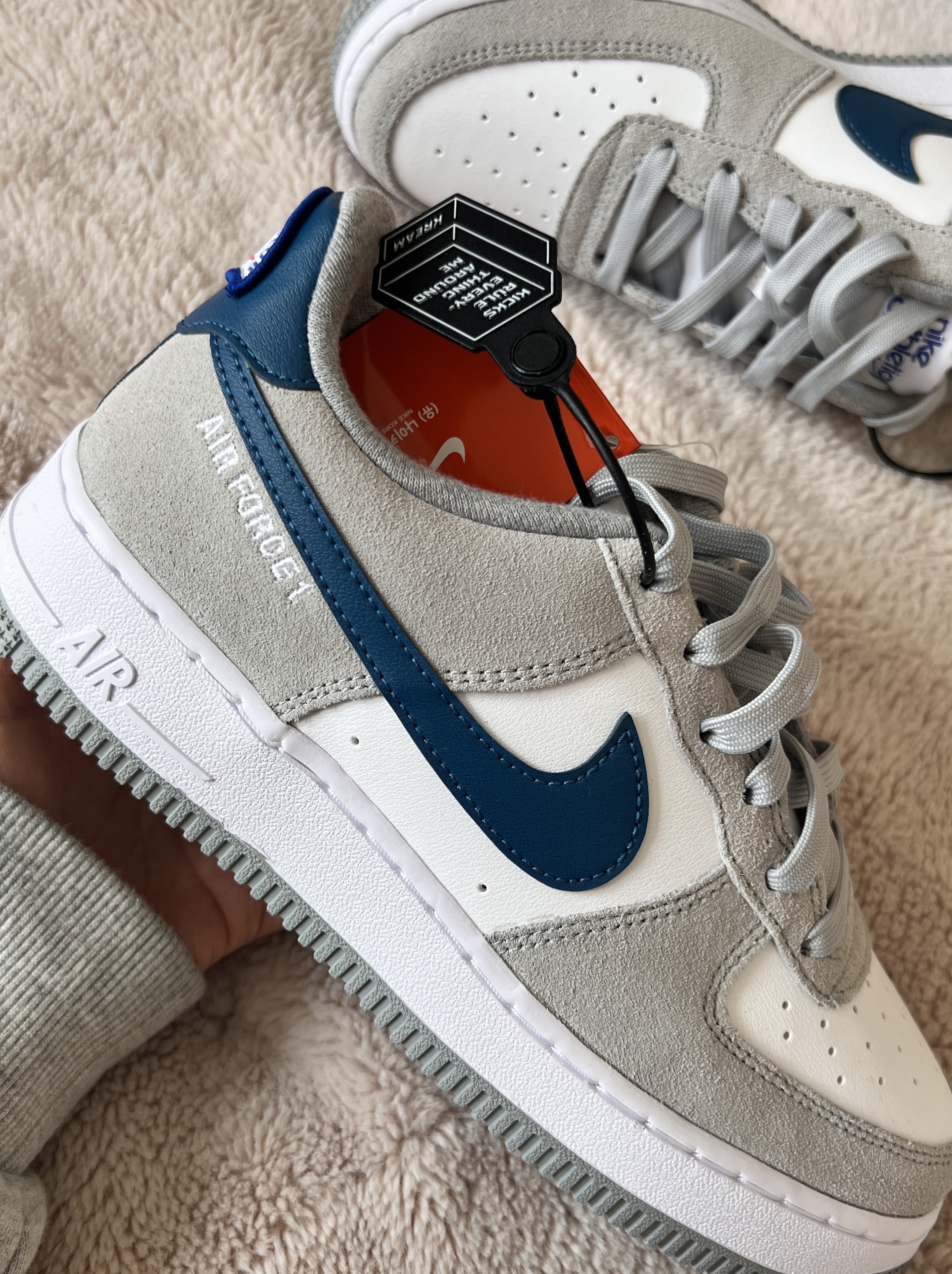(GS) Nike Air Force 1 LV8 Athletic Club Light Smoke Grey Marina 착용 스타일 - 2
