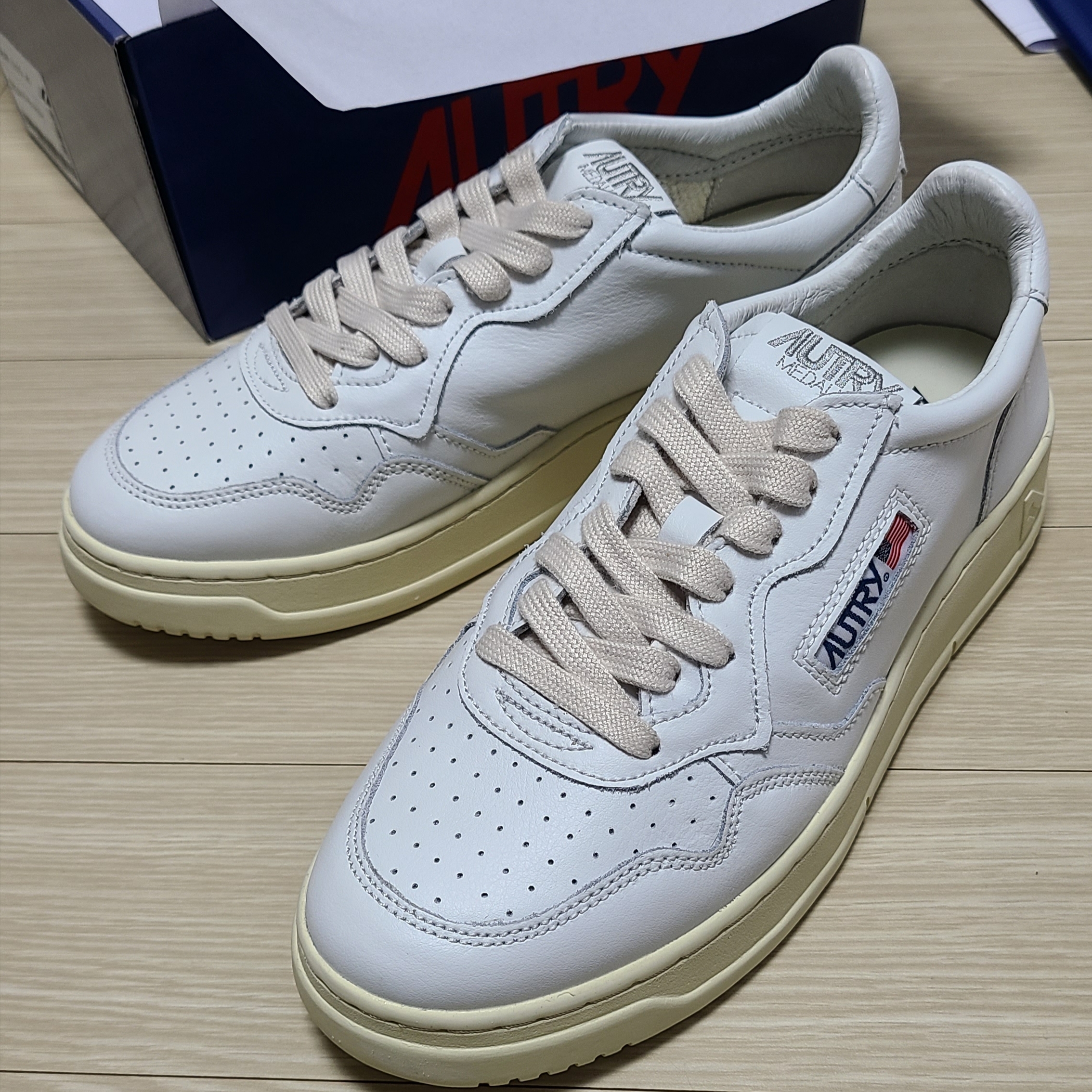 Autry Medalist Low Leather Sneakers White 착용 스타일