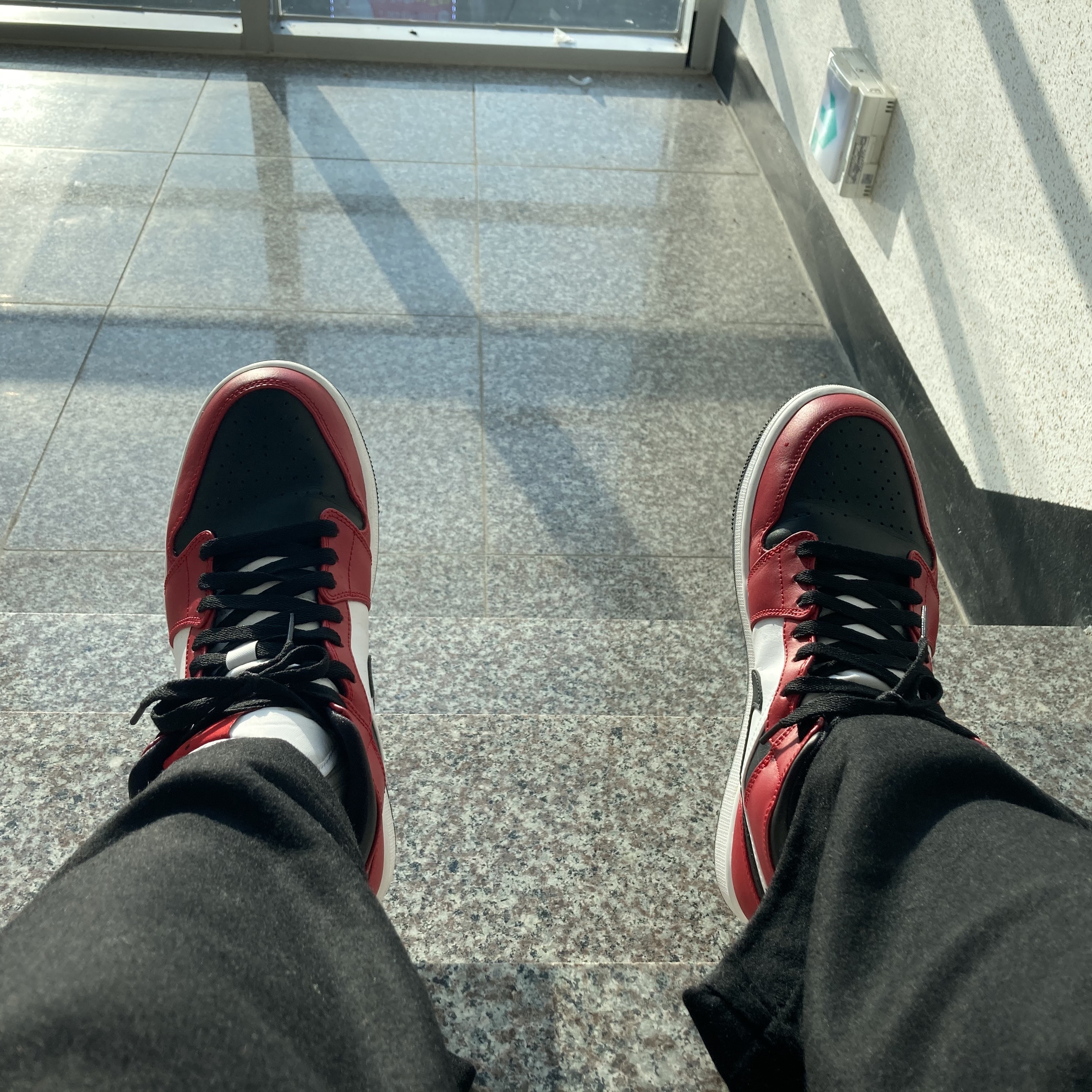 Jordan 1 Mid Chicago Black Toe 착용 스타일