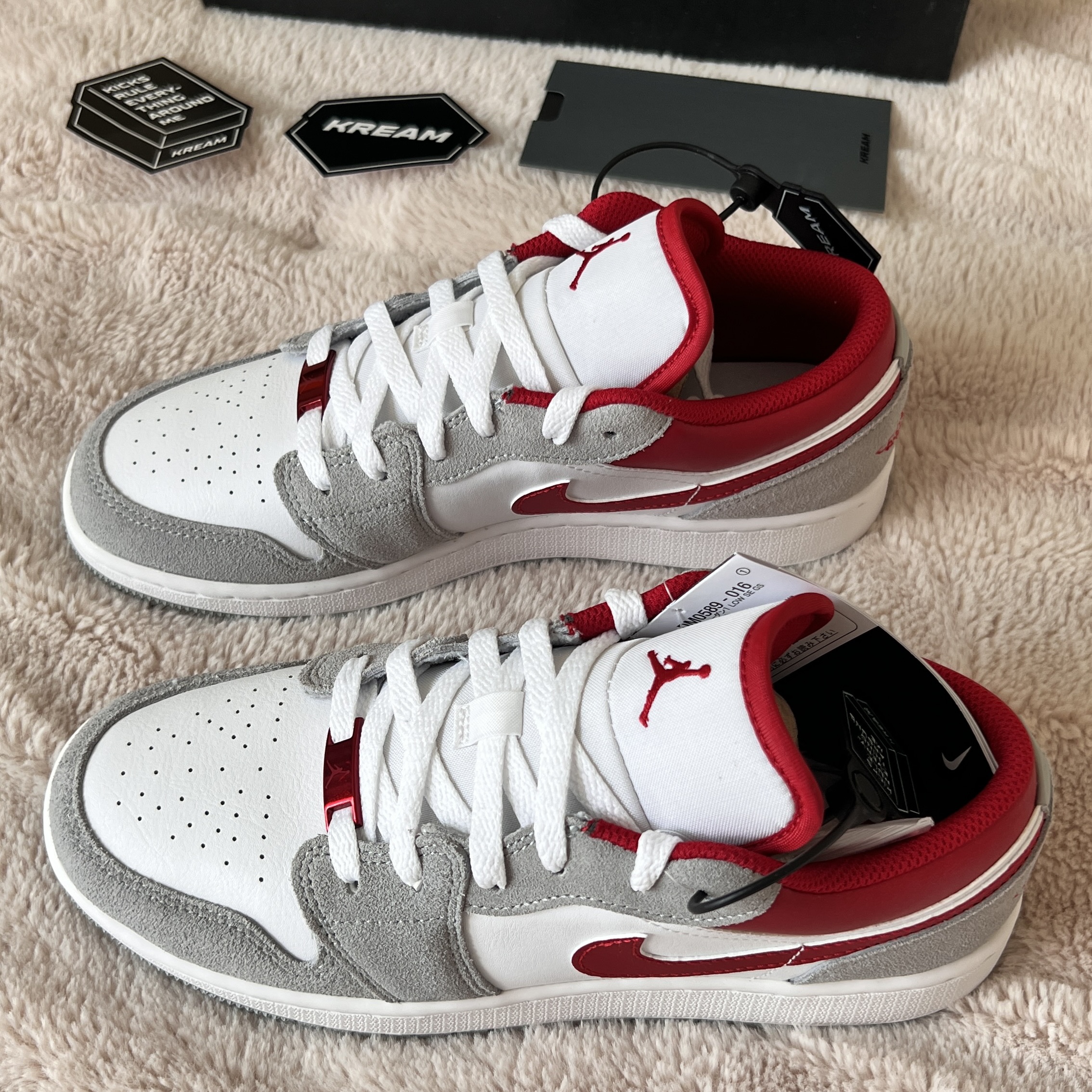 (GS) Jordan 1 Low SE Light Smoke Grey Gym Red 착용 스타일 - 4