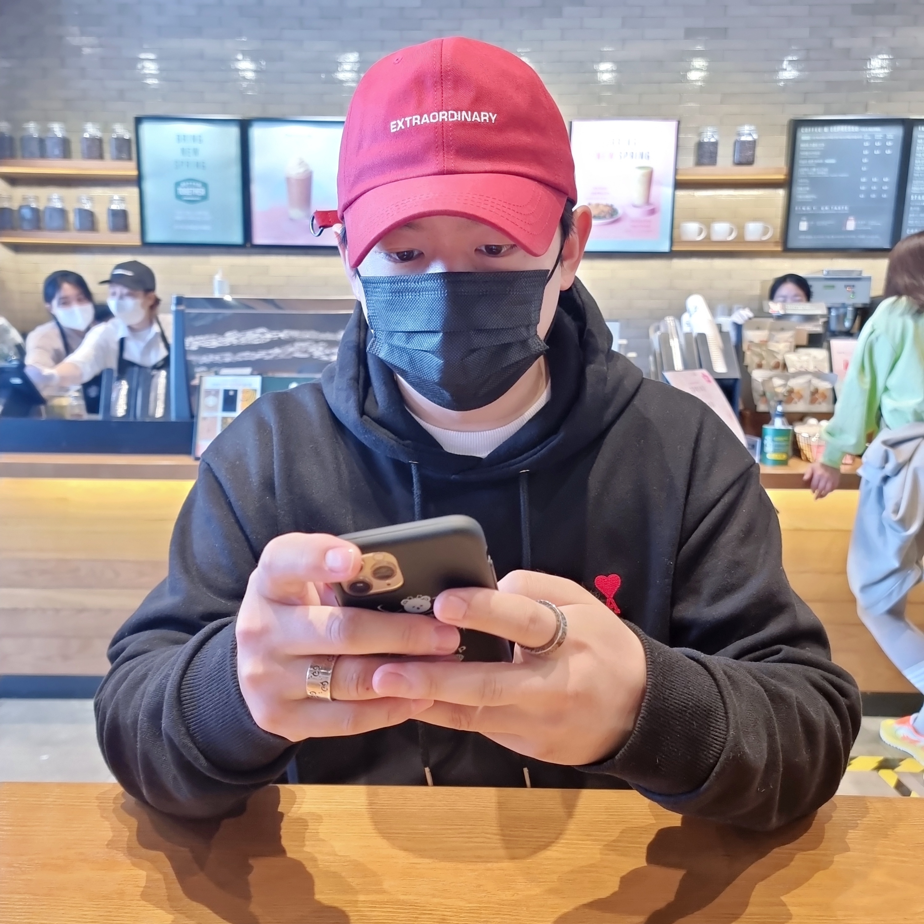 AMI de Coeur Hoodie Black 착용 스타일
