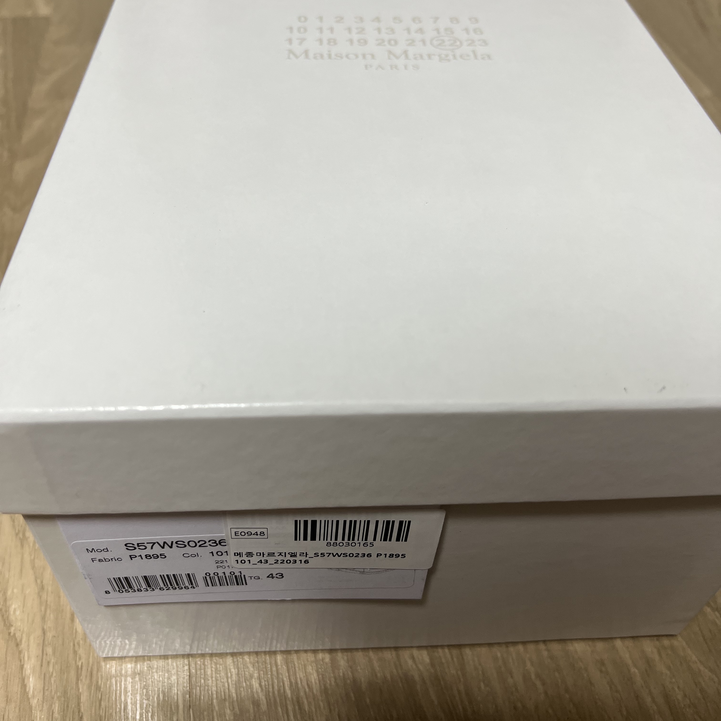 Maison Margiela Calfskin Replica Sneakers 착용 스타일