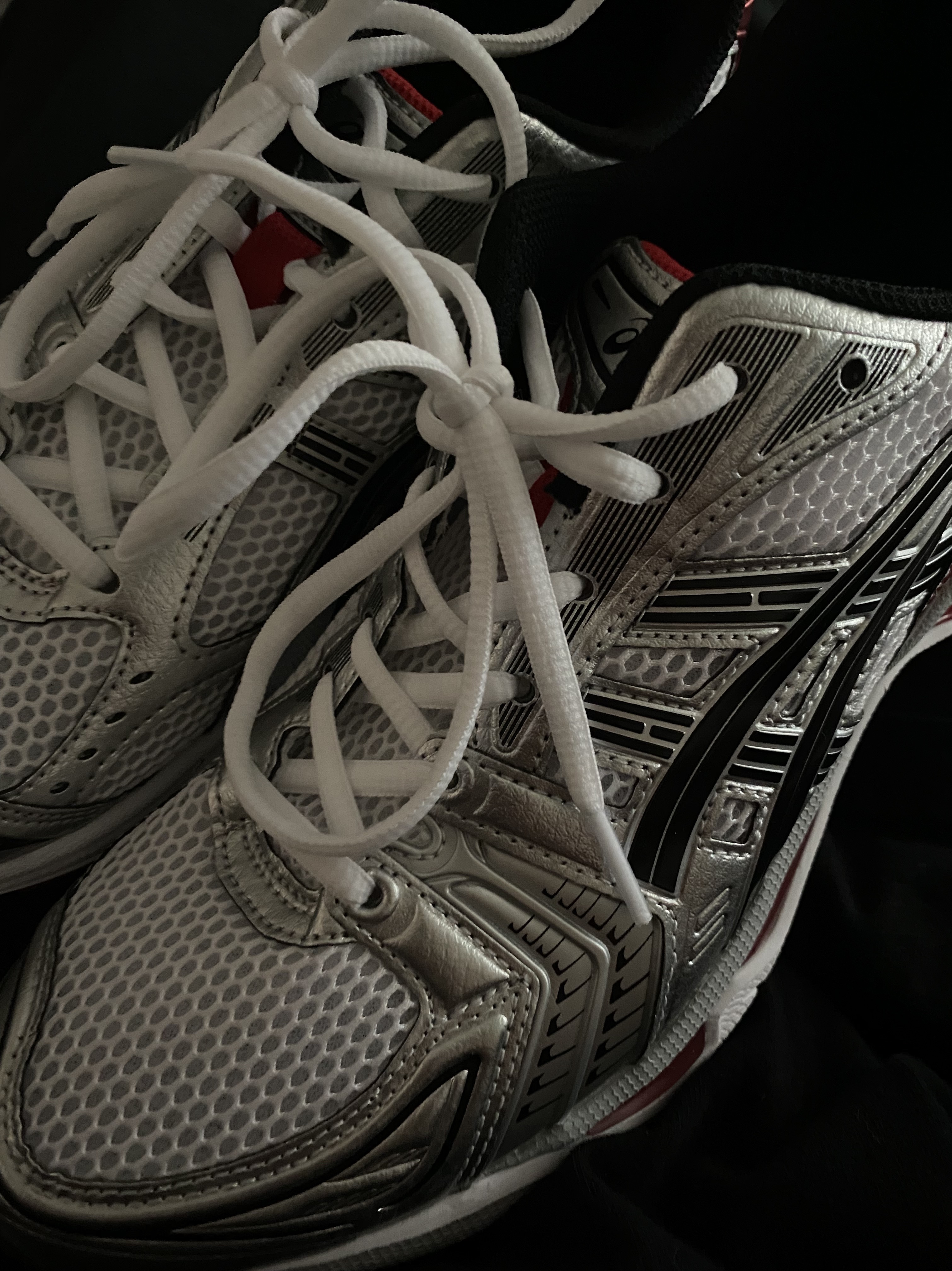 Asics Gel-Kayano 14 White Classic Red 착용 스타일