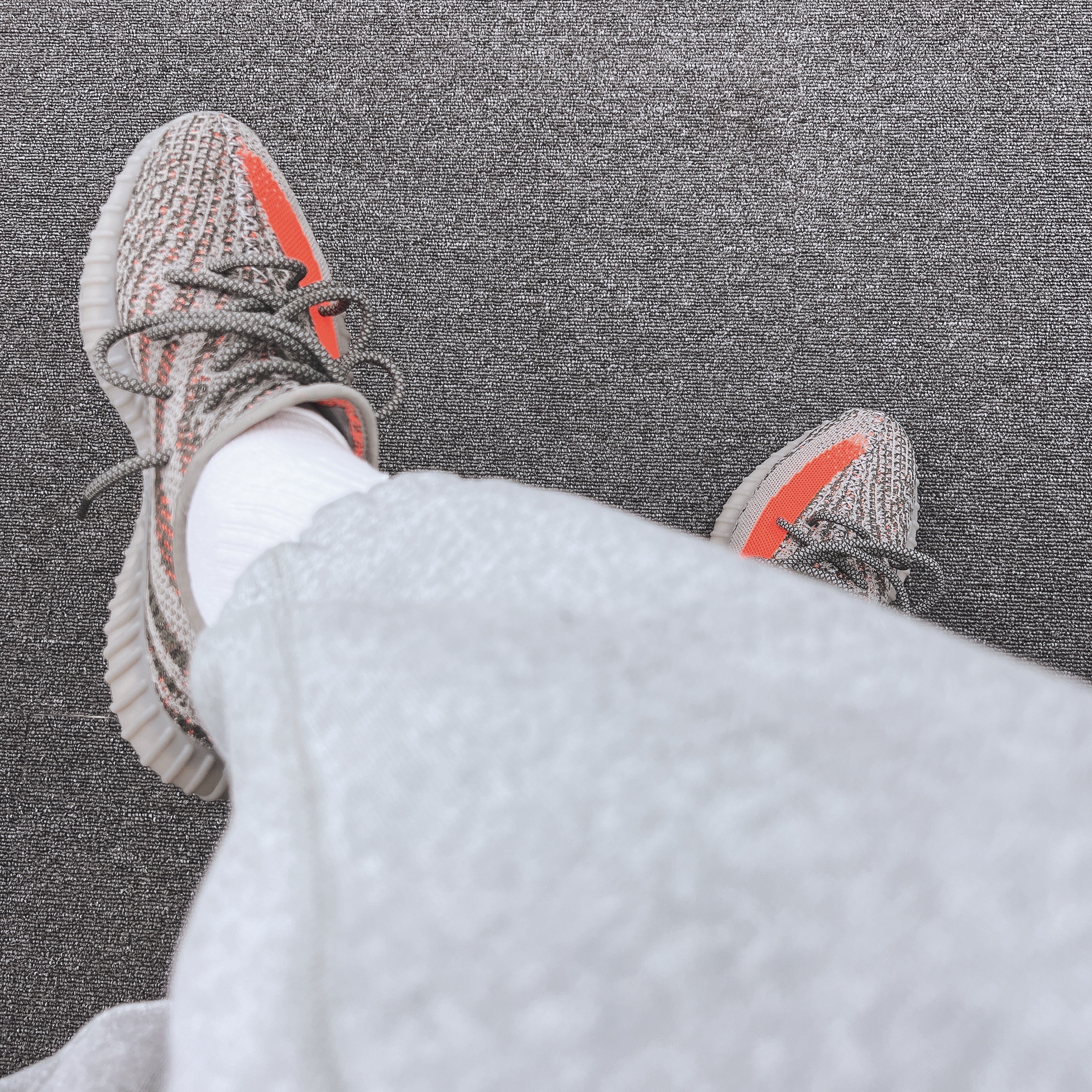 Adidas Yeezy Boost 350 V2 Beluga - Reflective 착용 스타일