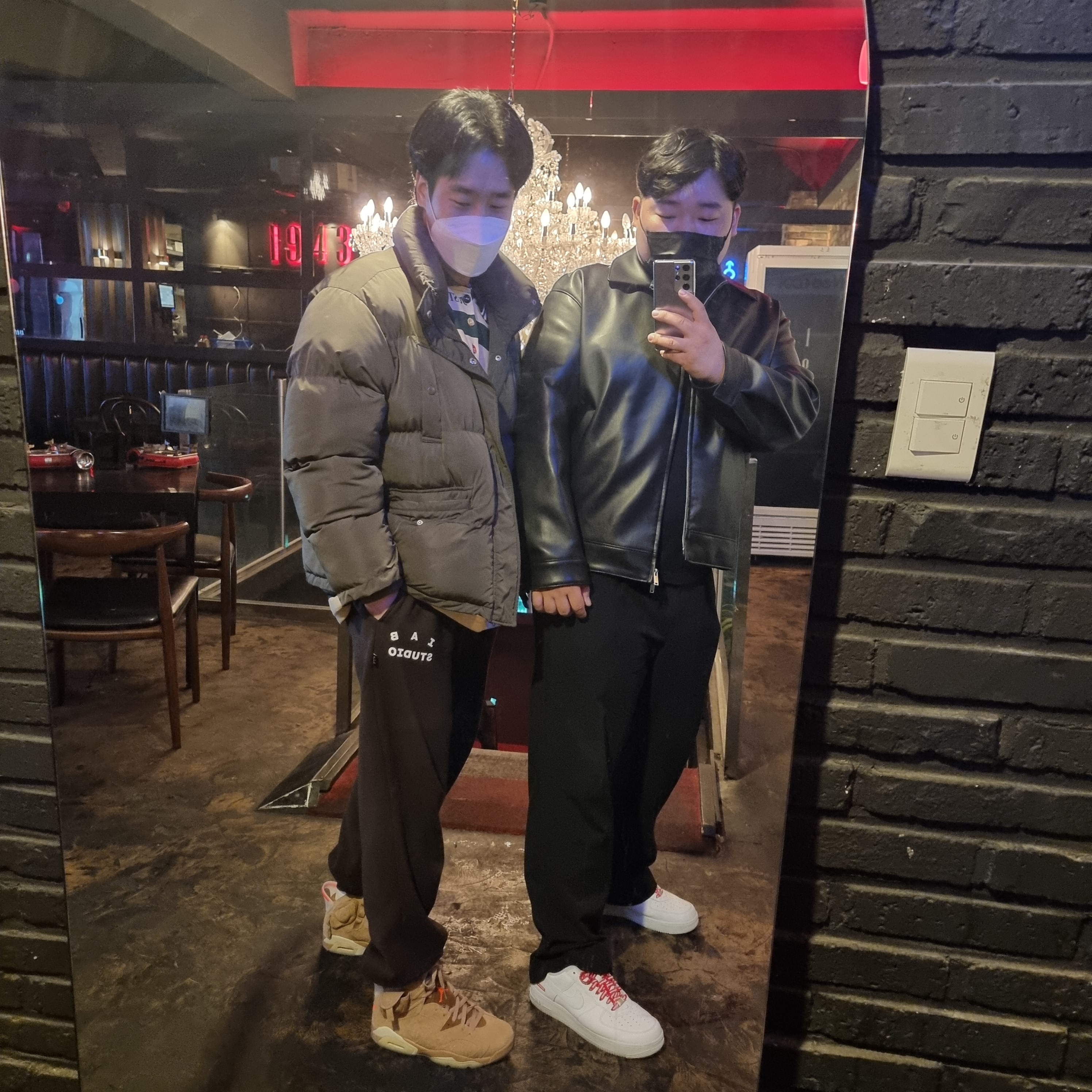 Jordan 6 x Travis Scott Retro SP British Khaki, Nike x Supreme Air Force 1 Low White 착용 스타일