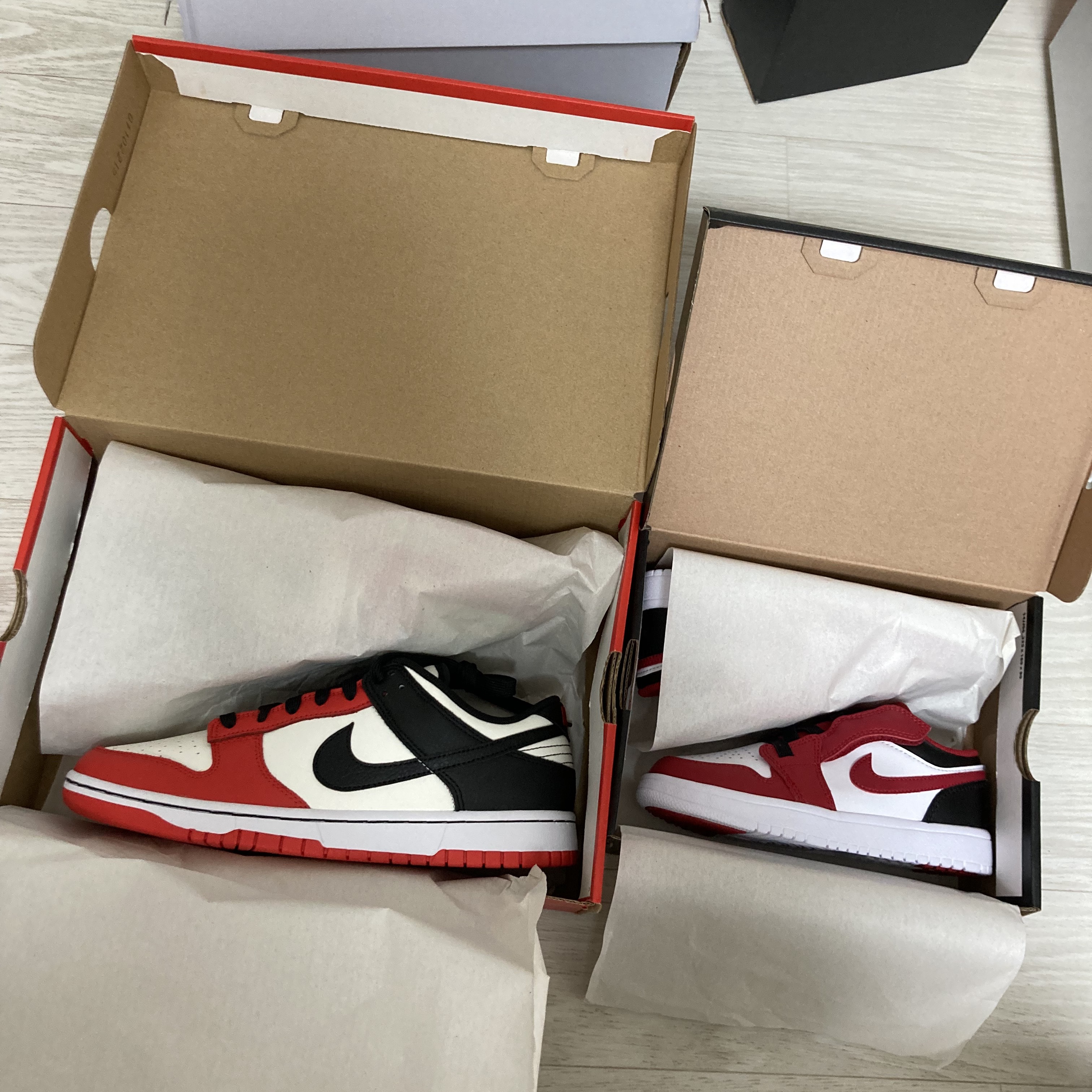 Nike x NBA Dunk Low Retro EMB Black and Chile Red, (PS) Jordan 1 Low Alt White Gym Red Black 착용 스타일 - 3