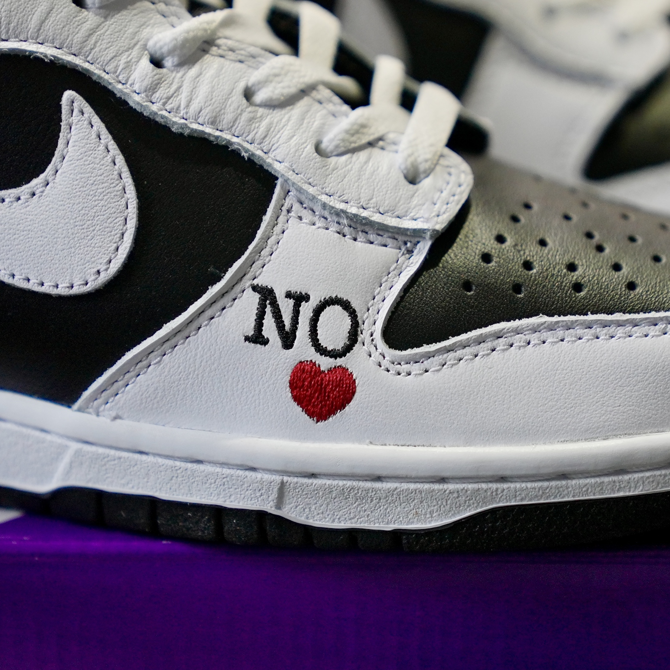 Nike x Supreme SB Dunk High OG QS By Any Means Black White 착용 스타일 - 3