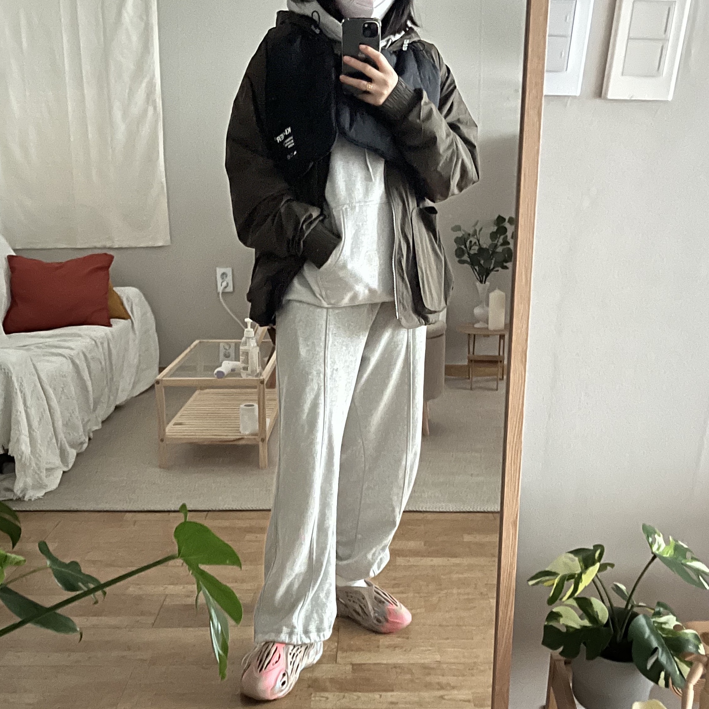 Adidas Yeezy Foam RNNR MX Sand Grey 착용 스타일