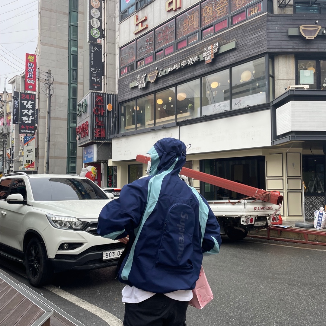 Supreme Gore-Tex Paclite Jacket Navy - 22SS, Nike x Sacai VaporWaffle Royal Fuchsia 착용 스타일 - 1