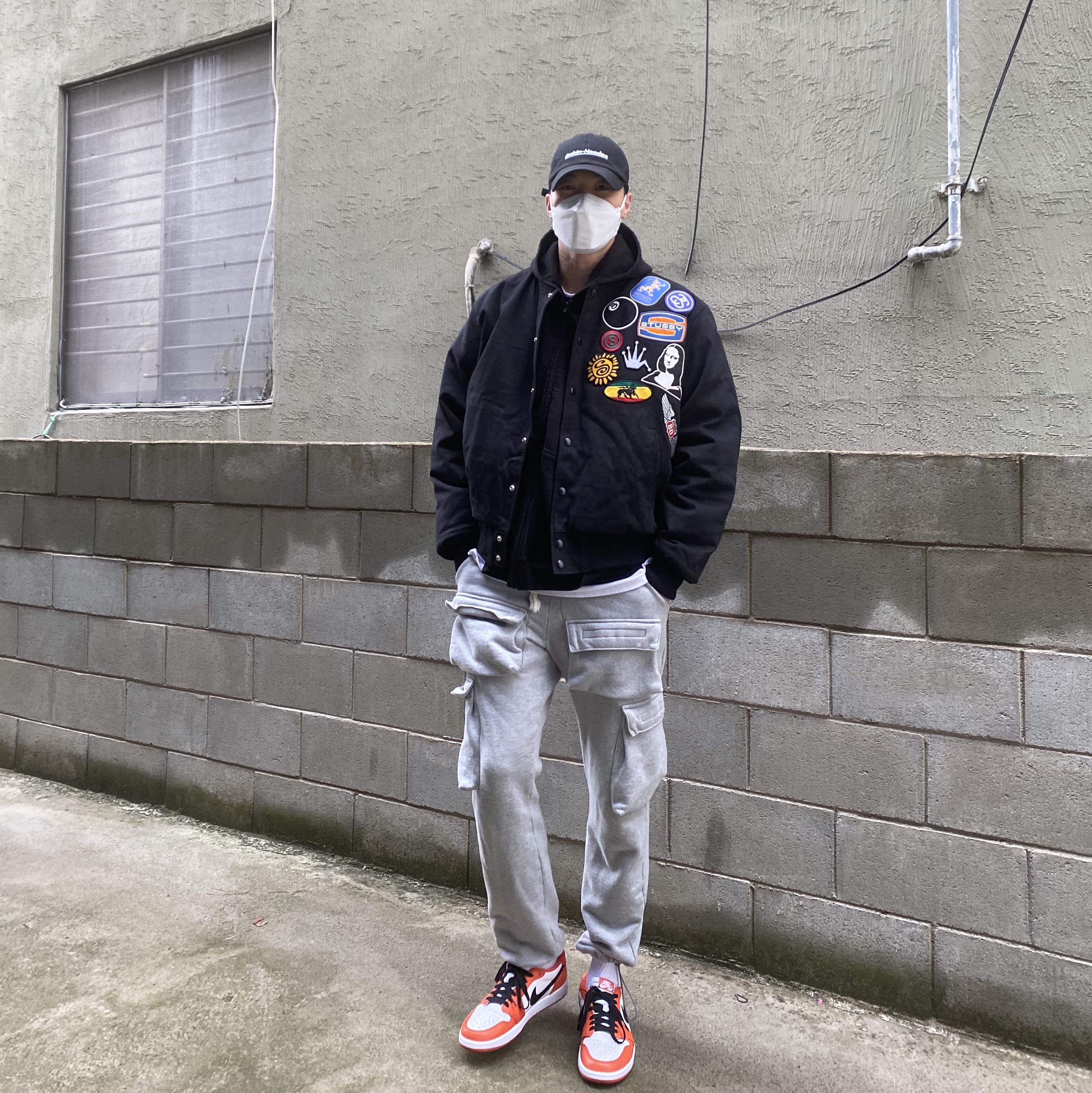 Stussy Souvenir Stadium Bomber Black, Jordan 1 Low OG Starfish 착용 스타일 - 2