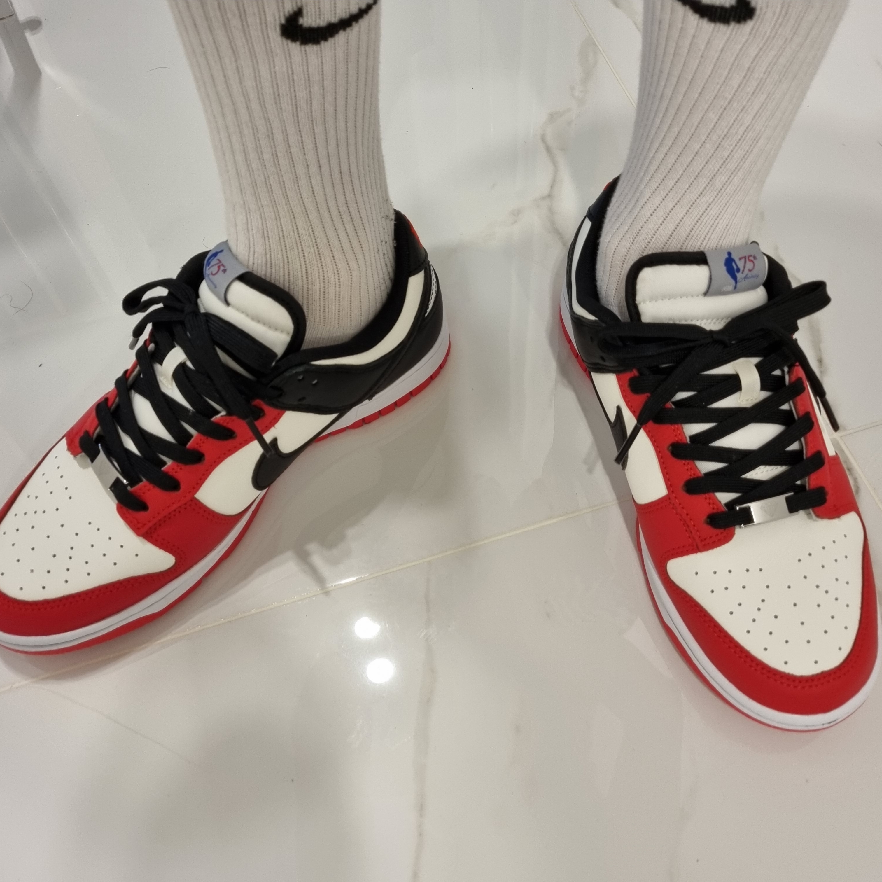 Nike x NBA Dunk Low Retro EMB Black and Chile Red 착용 스타일 - 1