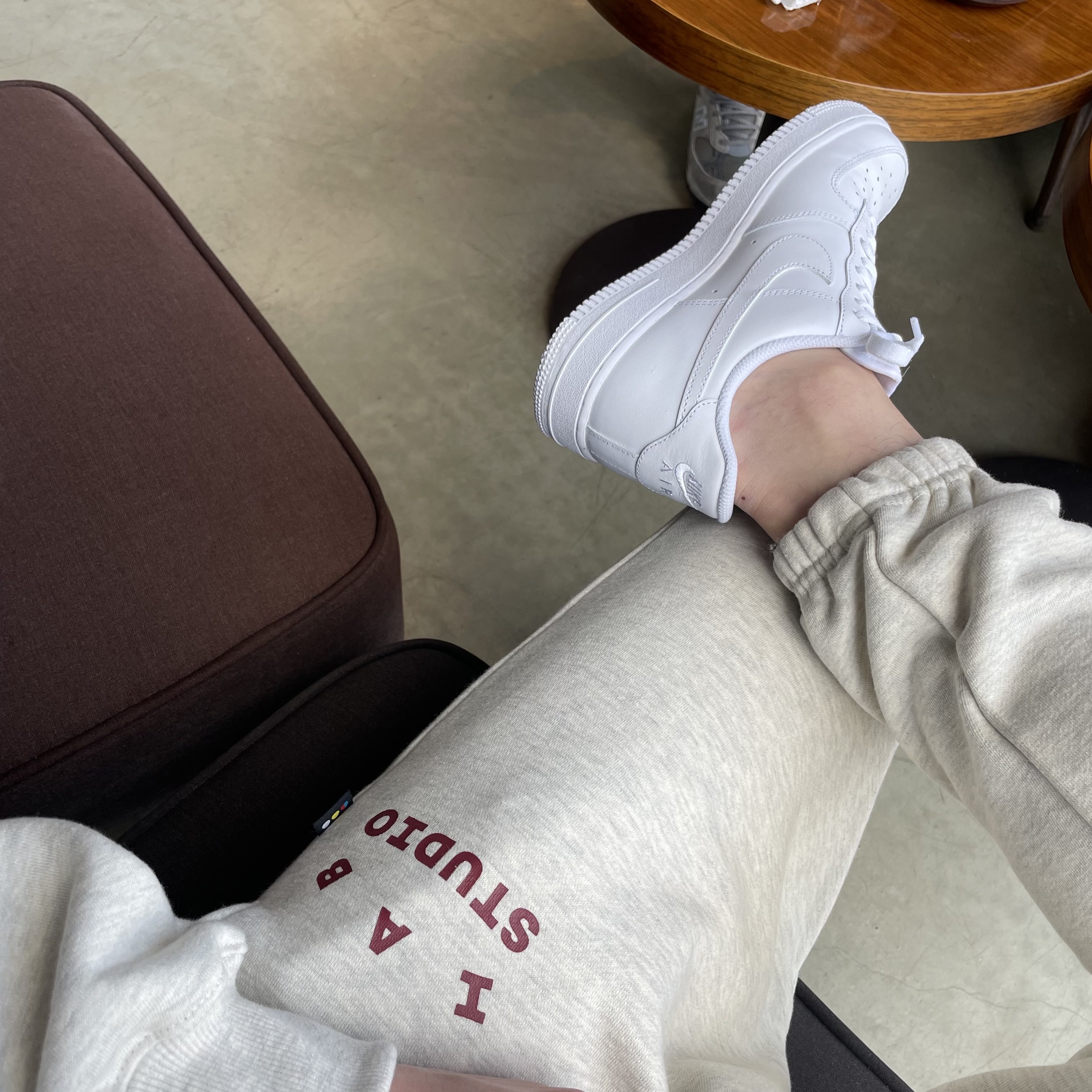 Nike Air Force 1 '07 Low White, IAB Studio Hoodie Oatmeal Burgundy 착용 스타일