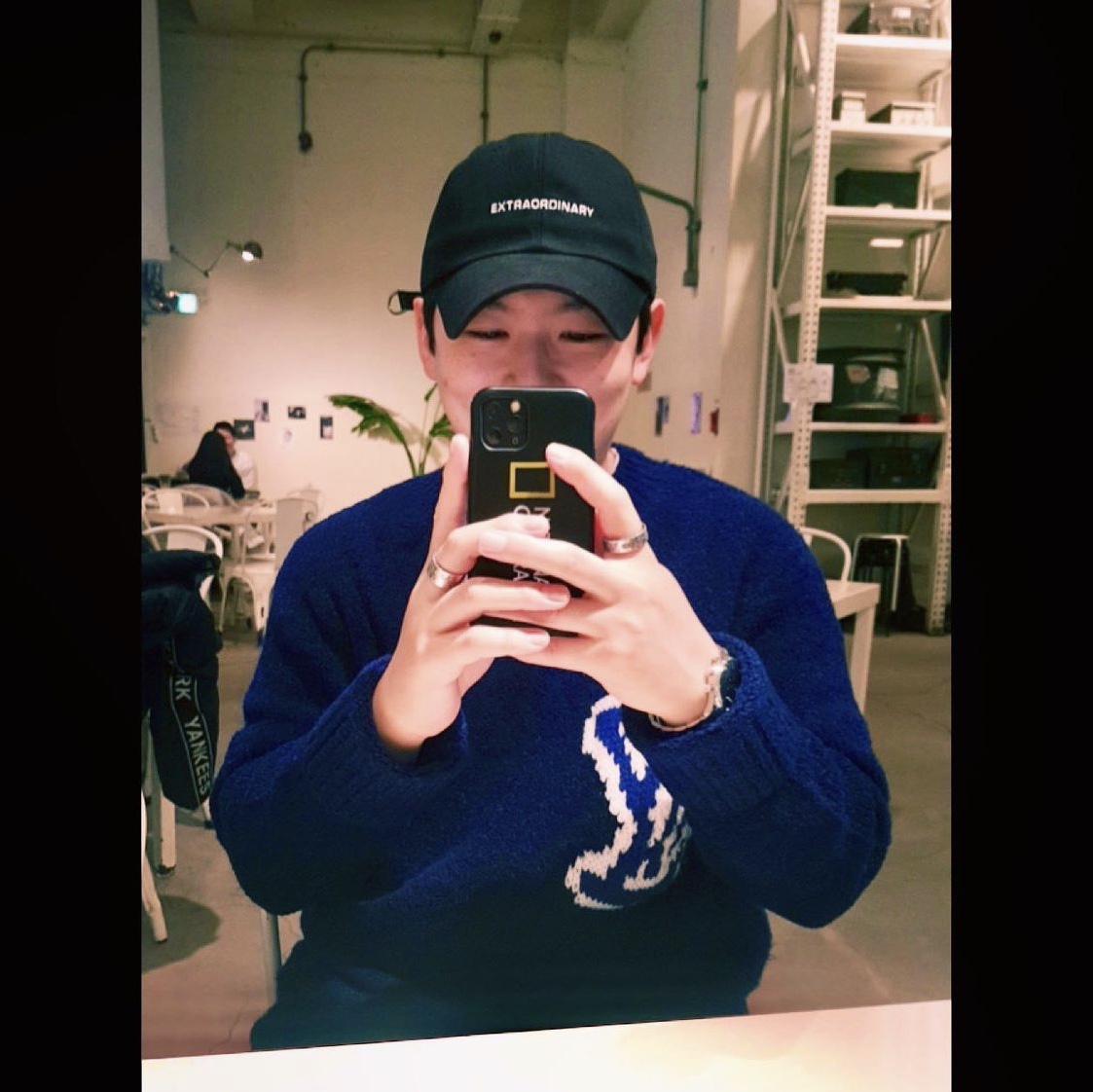 Louis Vuitton LV Intarsia Crewneck Knit Navy 착용 스타일