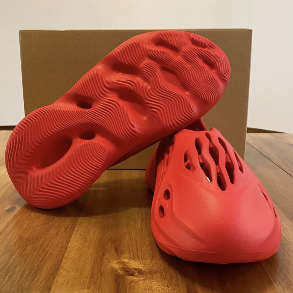 Adidas Yeezy Foam RNNR Vermilion 착용 스타일 - 4