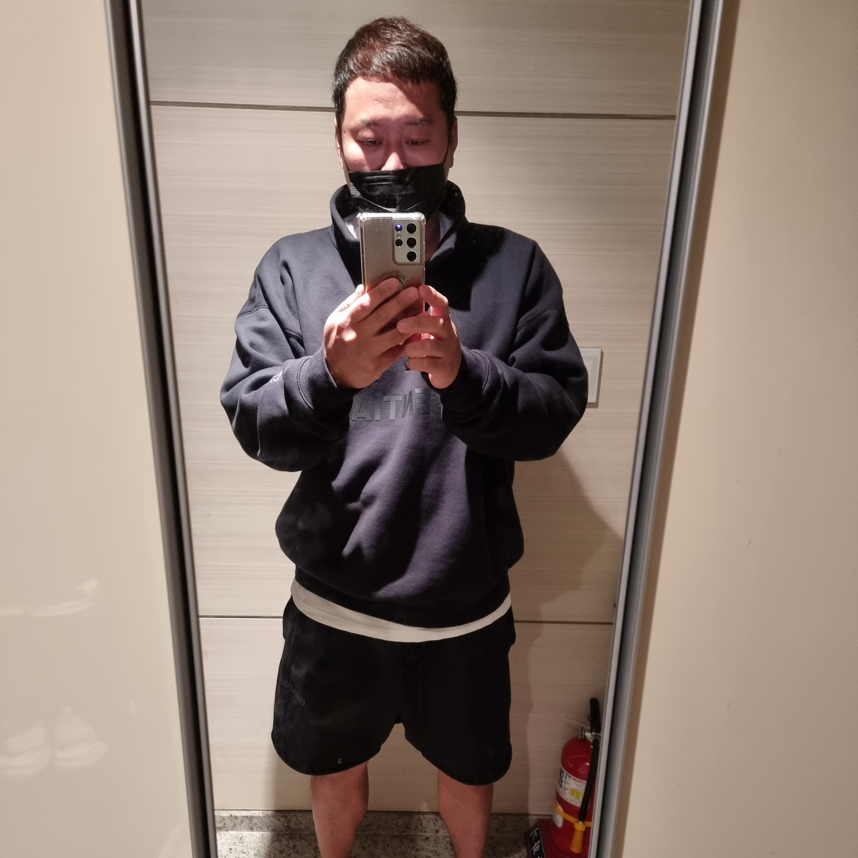 Essentials Sweatshorts Black - 21SS, Essentials Half-Zip Pullover Dark Slate/Stretch Limo/Black - 20FW 착용 스타일