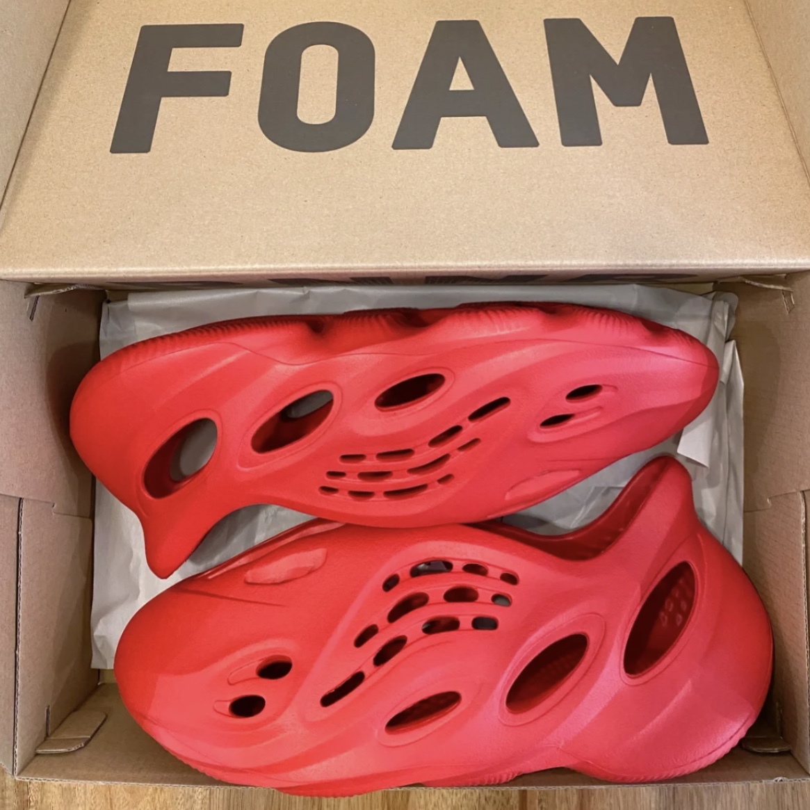 Adidas Yeezy Foam RNNR Vermilion 착용 스타일 - 5